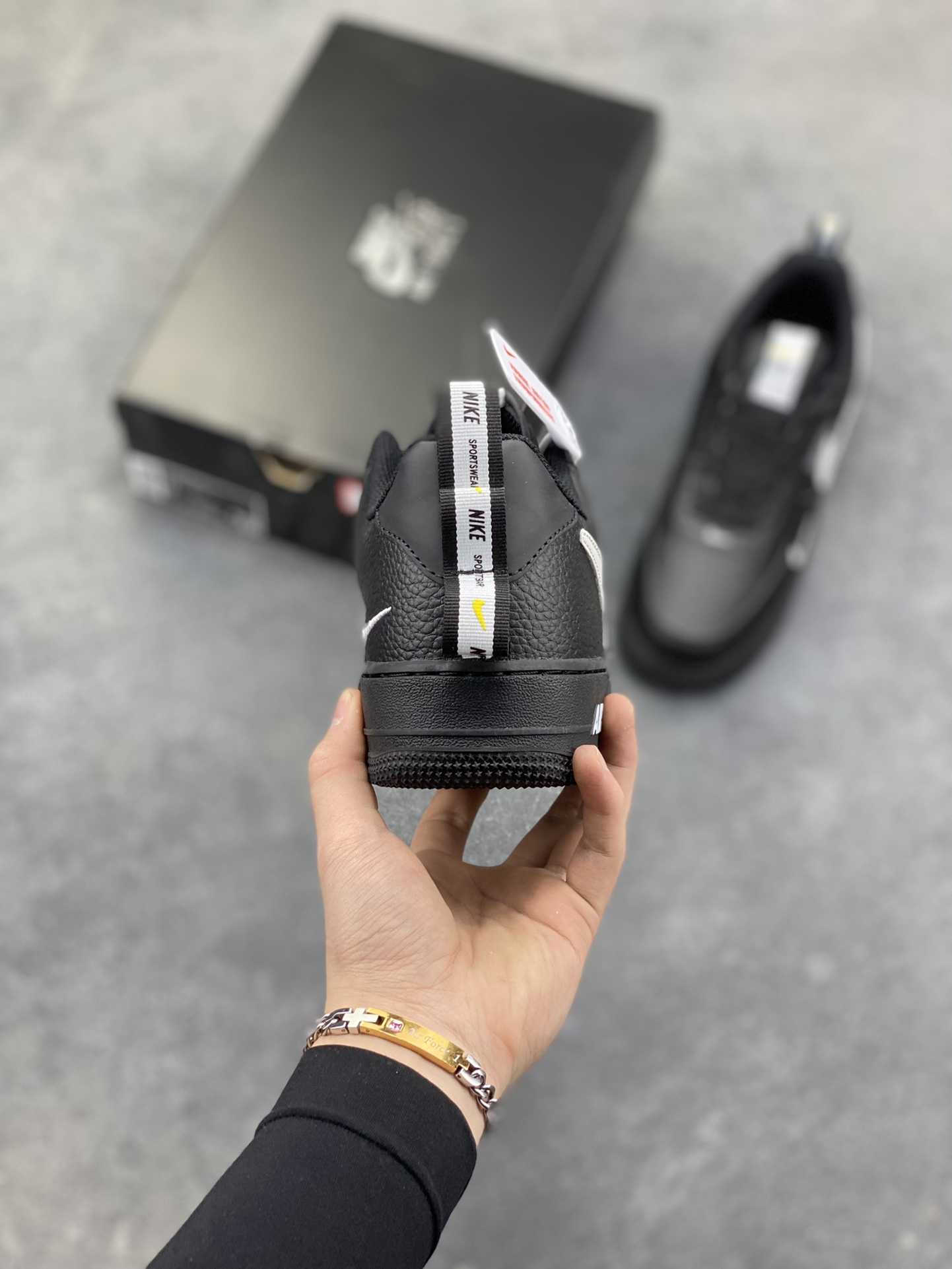 图片[4]-NIke Air Force 1 ‘07 Low 空军一号低帮 运动鞋 休闲鞋 折边针车 工艺难度大 原楦头原纸板 原装鞋盒 定制五金配件 内置全掌气垫 原厂鞋底 货号：AJ7747-001 尺码：36 36.5 37.5 38 38.5 39 40 40.5 41 42 42.5 43 44 44.5 45-选品中心