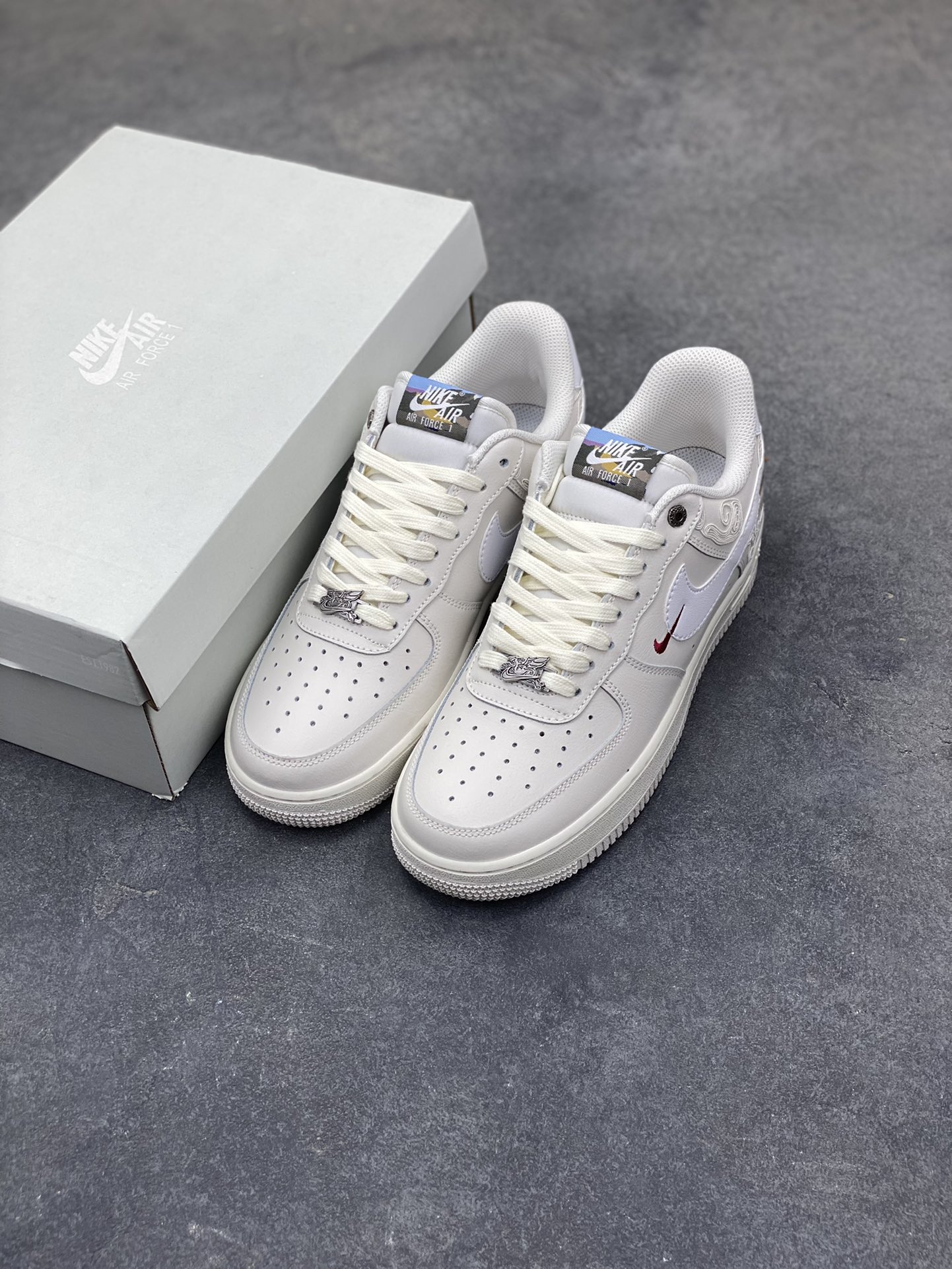 图片[8]-NIke Air Force 1 ‘07 Low 空军一号低帮 运动鞋 休闲鞋 折边针车 工艺难度大 原楦头原纸板 原装鞋盒 定制五金配件 内置全掌气垫 原厂鞋底 货号：IQ1119-011 尺码：36 36.5 37.5 38 38.5 39 40 40.5 41 42 42.5 43 44 44.5 45-选品中心