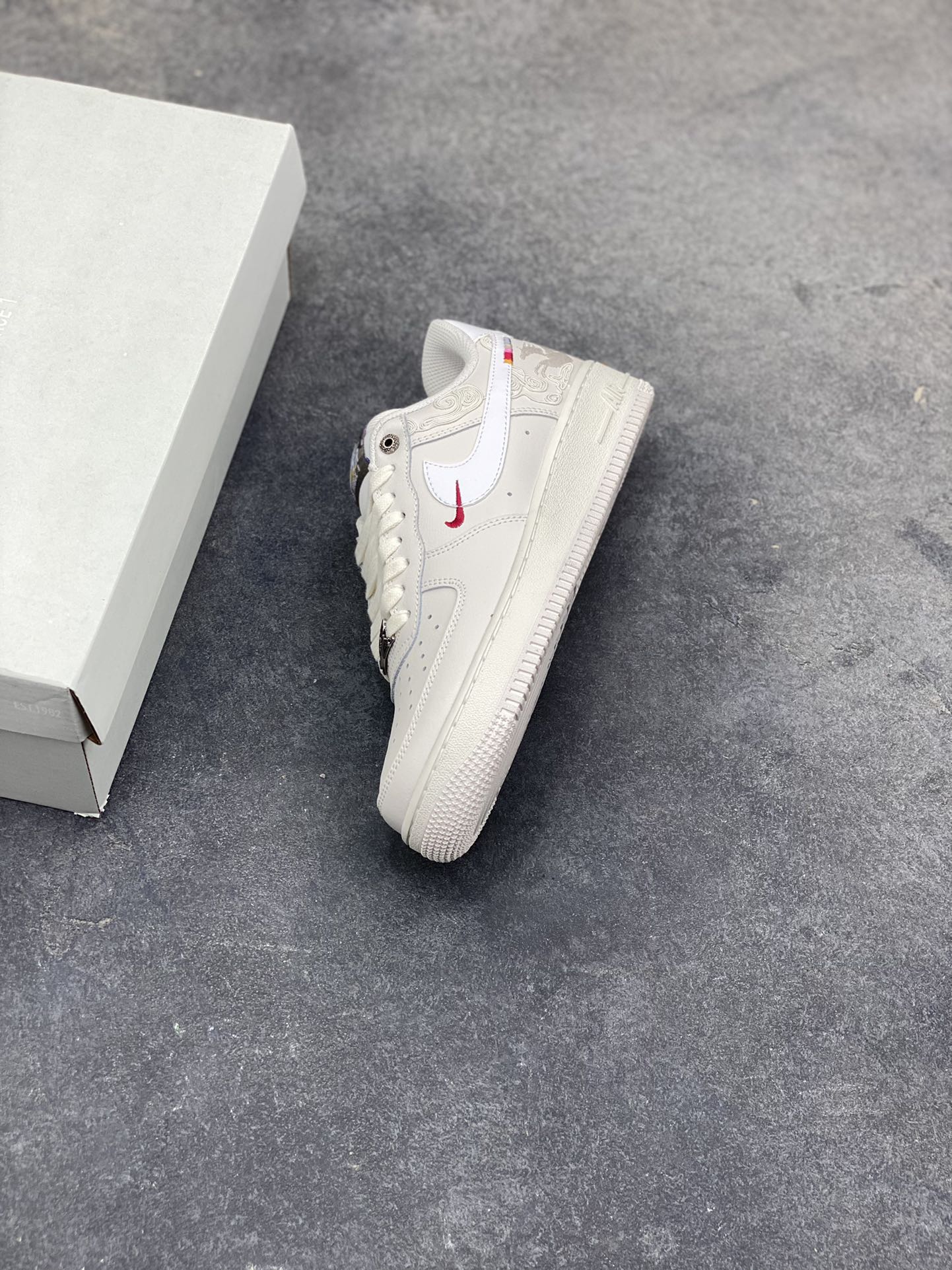 图片[7]-NIke Air Force 1 ‘07 Low 空军一号低帮 运动鞋 休闲鞋 折边针车 工艺难度大 原楦头原纸板 原装鞋盒 定制五金配件 内置全掌气垫 原厂鞋底 货号：IQ1119-011 尺码：36 36.5 37.5 38 38.5 39 40 40.5 41 42 42.5 43 44 44.5 45-选品中心