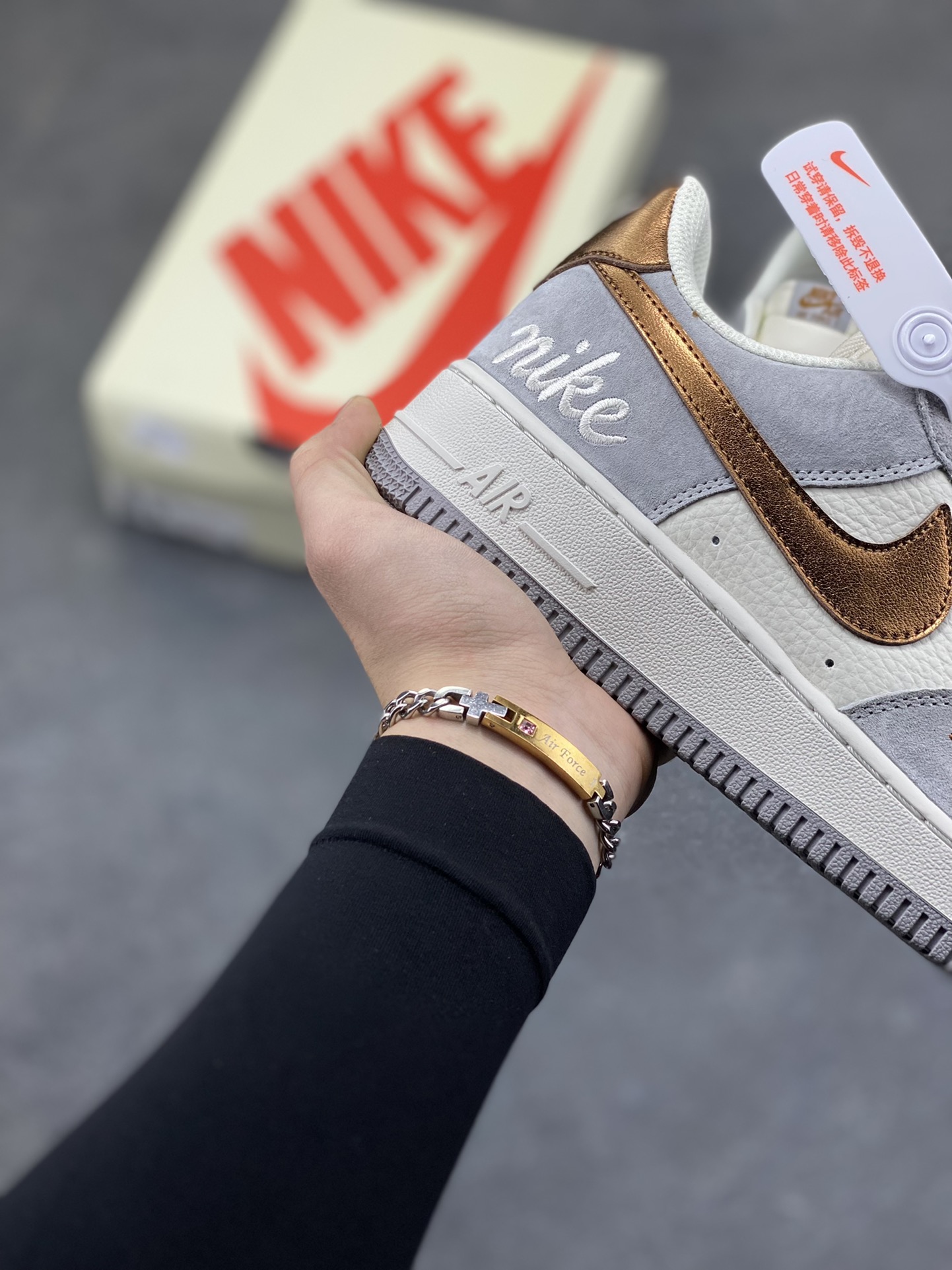 图片[6]-NIke Air Force 1 ‘07 Low 奶白灰金 空军一号低帮 运动鞋 休闲鞋 折边针车 工艺难度大 原楦头原纸板 高端定制鞋盒 原厂鞋底 超高清洁度 细节完美 货号：DV5477-007 尺码：36 36.5 37.5 38 38.5 39 40 40.5 41 42 42.5 43 44 44.5 45-选品中心