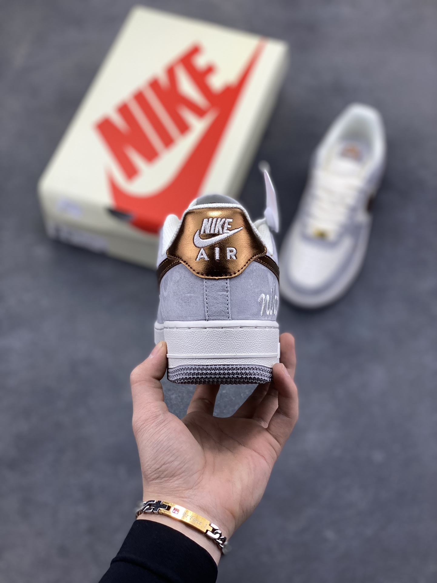 图片[4]-NIke Air Force 1 ‘07 Low 奶白灰金 空军一号低帮 运动鞋 休闲鞋 折边针车 工艺难度大 原楦头原纸板 高端定制鞋盒 原厂鞋底 超高清洁度 细节完美 货号：DV5477-007 尺码：36 36.5 37.5 38 38.5 39 40 40.5 41 42 42.5 43 44 44.5 45-选品中心