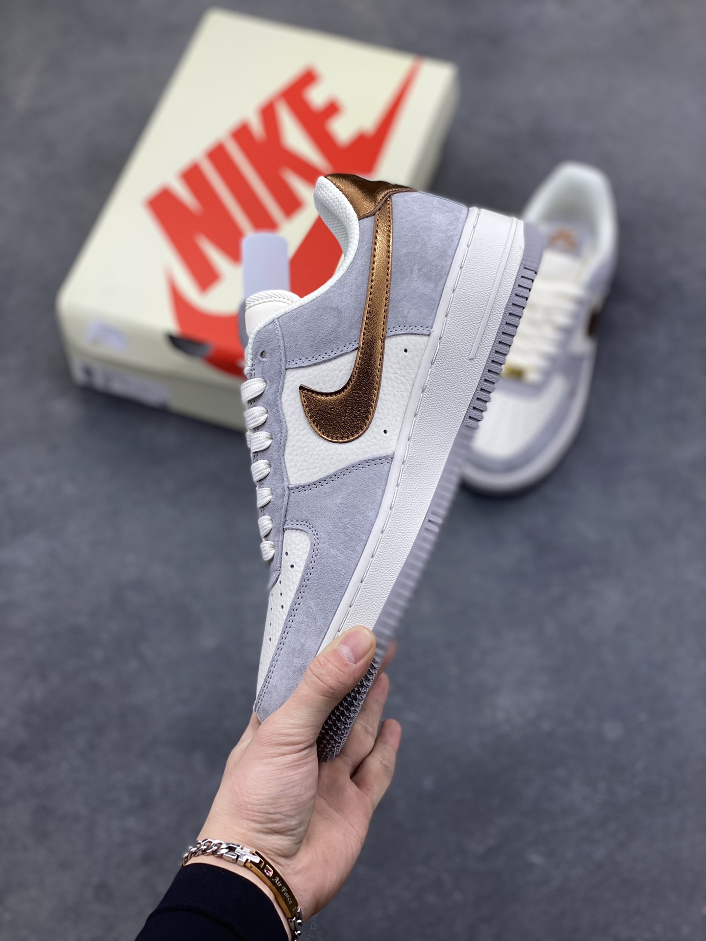 图片[3]-NIke Air Force 1 ‘07 Low 奶白灰金 空军一号低帮 运动鞋 休闲鞋 折边针车 工艺难度大 原楦头原纸板 高端定制鞋盒 原厂鞋底 超高清洁度 细节完美 货号：DV5477-007 尺码：36 36.5 37.5 38 38.5 39 40 40.5 41 42 42.5 43 44 44.5 45-选品中心
