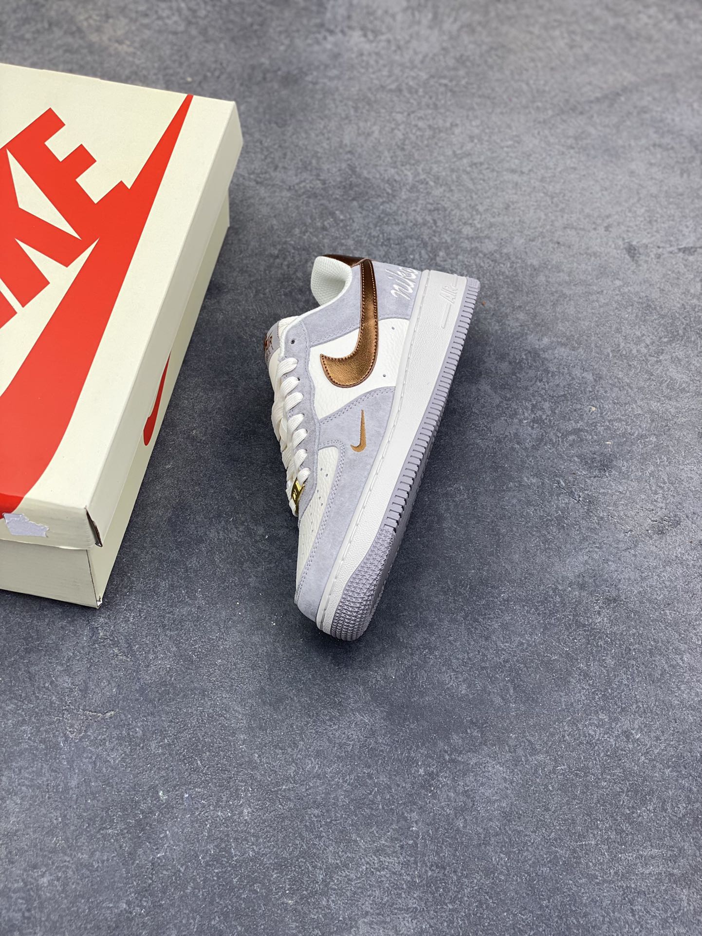 图片[7]-NIke Air Force 1 ‘07 Low 奶白灰金 空军一号低帮 运动鞋 休闲鞋 折边针车 工艺难度大 原楦头原纸板 高端定制鞋盒 原厂鞋底 超高清洁度 细节完美 货号：DV5477-007 尺码：36 36.5 37.5 38 38.5 39 40 40.5 41 42 42.5 43 44 44.5 45-选品中心