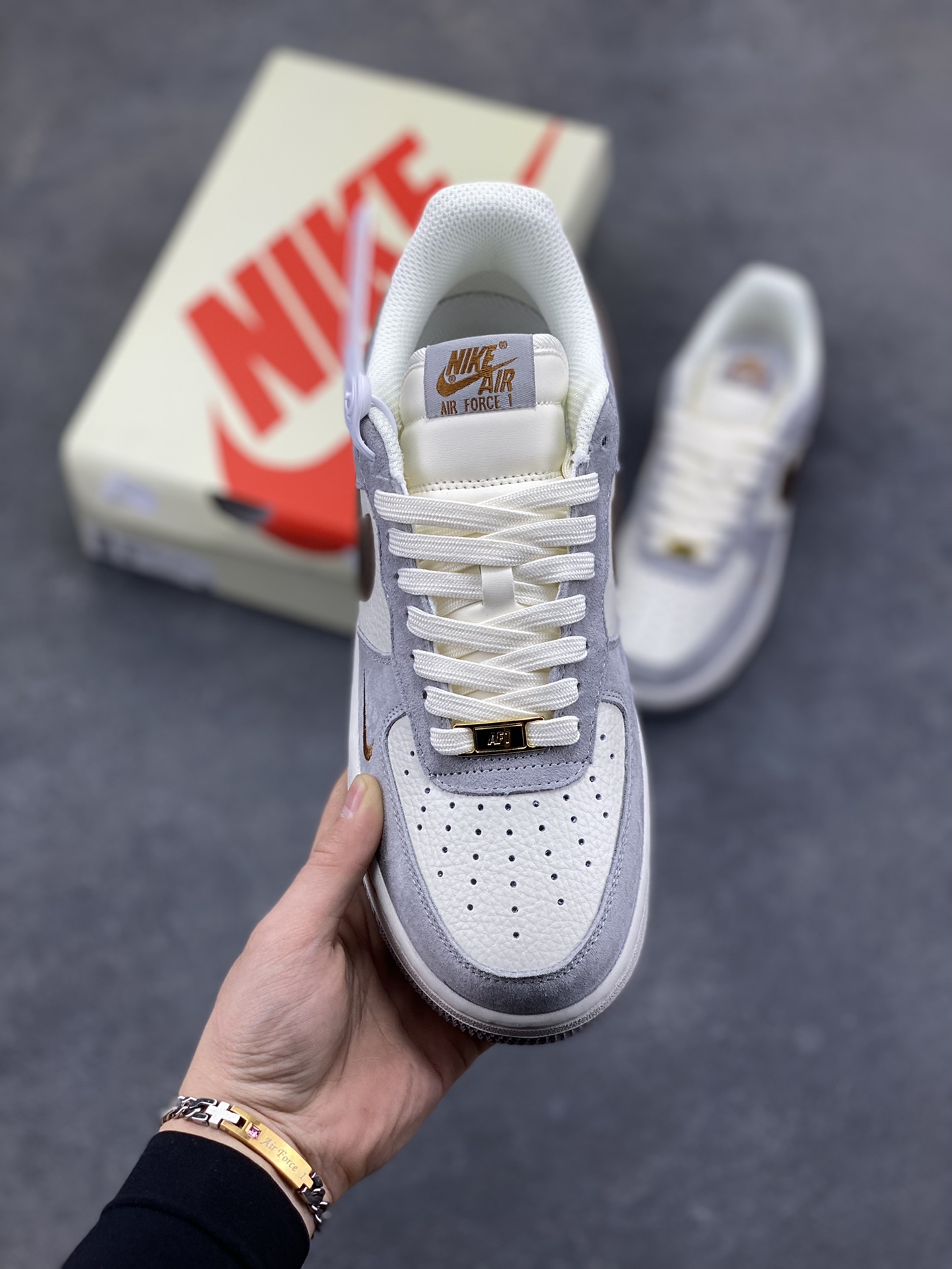图片[2]-NIke Air Force 1 ‘07 Low 奶白灰金 空军一号低帮 运动鞋 休闲鞋 折边针车 工艺难度大 原楦头原纸板 高端定制鞋盒 原厂鞋底 超高清洁度 细节完美 货号：DV5477-007 尺码：36 36.5 37.5 38 38.5 39 40 40.5 41 42 42.5 43 44 44.5 45-选品中心