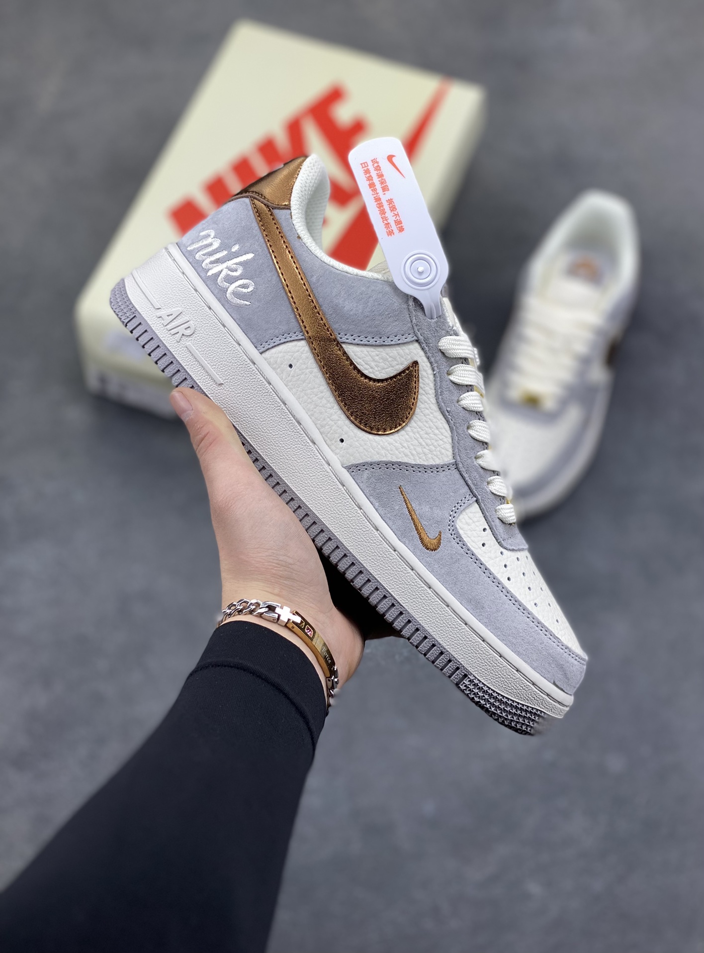 NIke Air Force 1 ‘07 Low 奶白灰金 空军一号低帮 运动鞋 休闲鞋 折边针车 工艺难度大 原楦头原纸板 高端定制鞋盒 原厂鞋底 超高清洁度 细节完美 货号：DV5477-007 尺码：36 36.5 37.5 38 38.5 39 40 40.5 41 42 42.5 43 44 44.5 45-选品中心