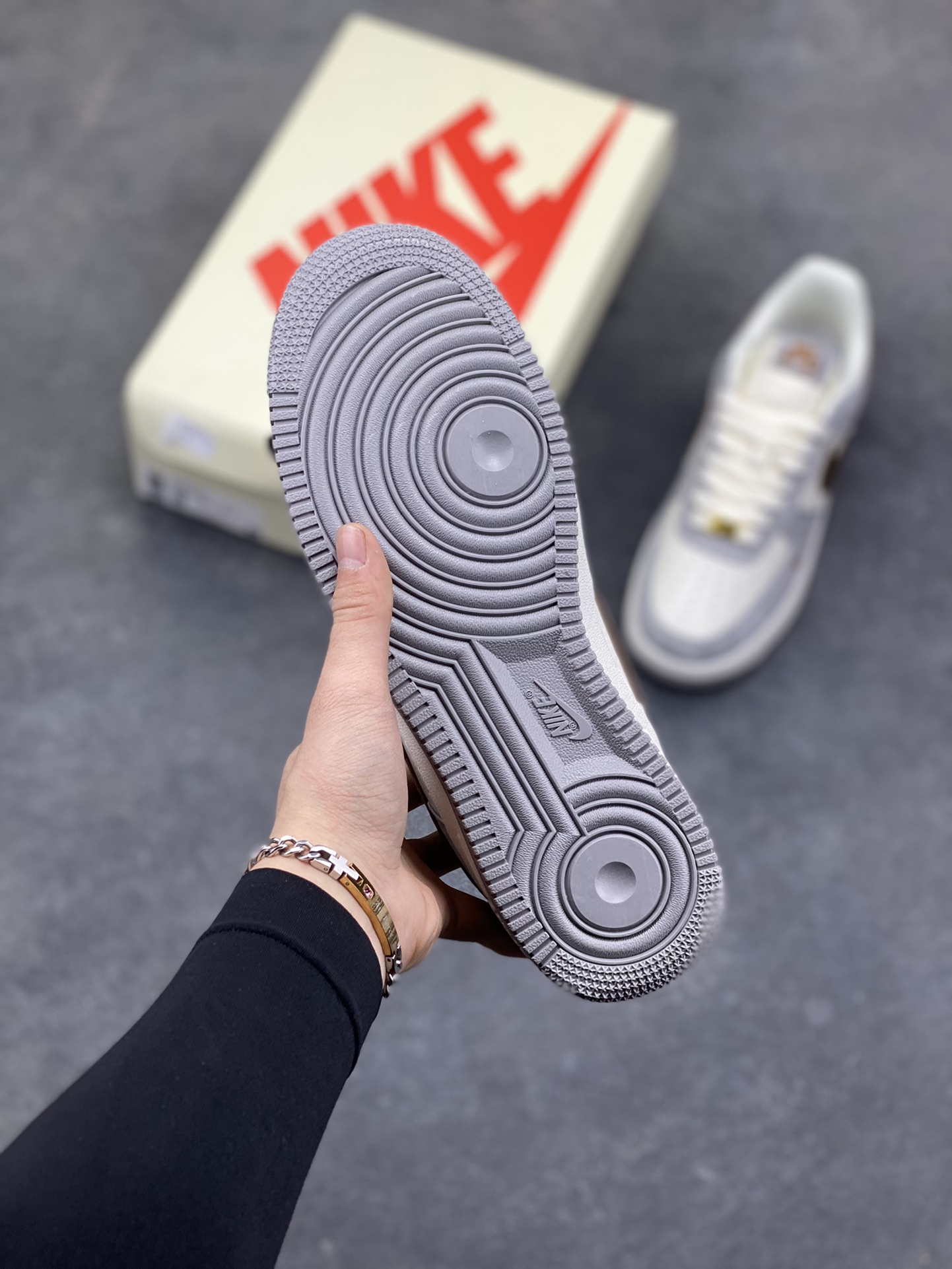 图片[5]-NIke Air Force 1 ‘07 Low 奶白灰金 空军一号低帮 运动鞋 休闲鞋 折边针车 工艺难度大 原楦头原纸板 高端定制鞋盒 原厂鞋底 超高清洁度 细节完美 货号：DV5477-007 尺码：36 36.5 37.5 38 38.5 39 40 40.5 41 42 42.5 43 44 44.5 45-选品中心