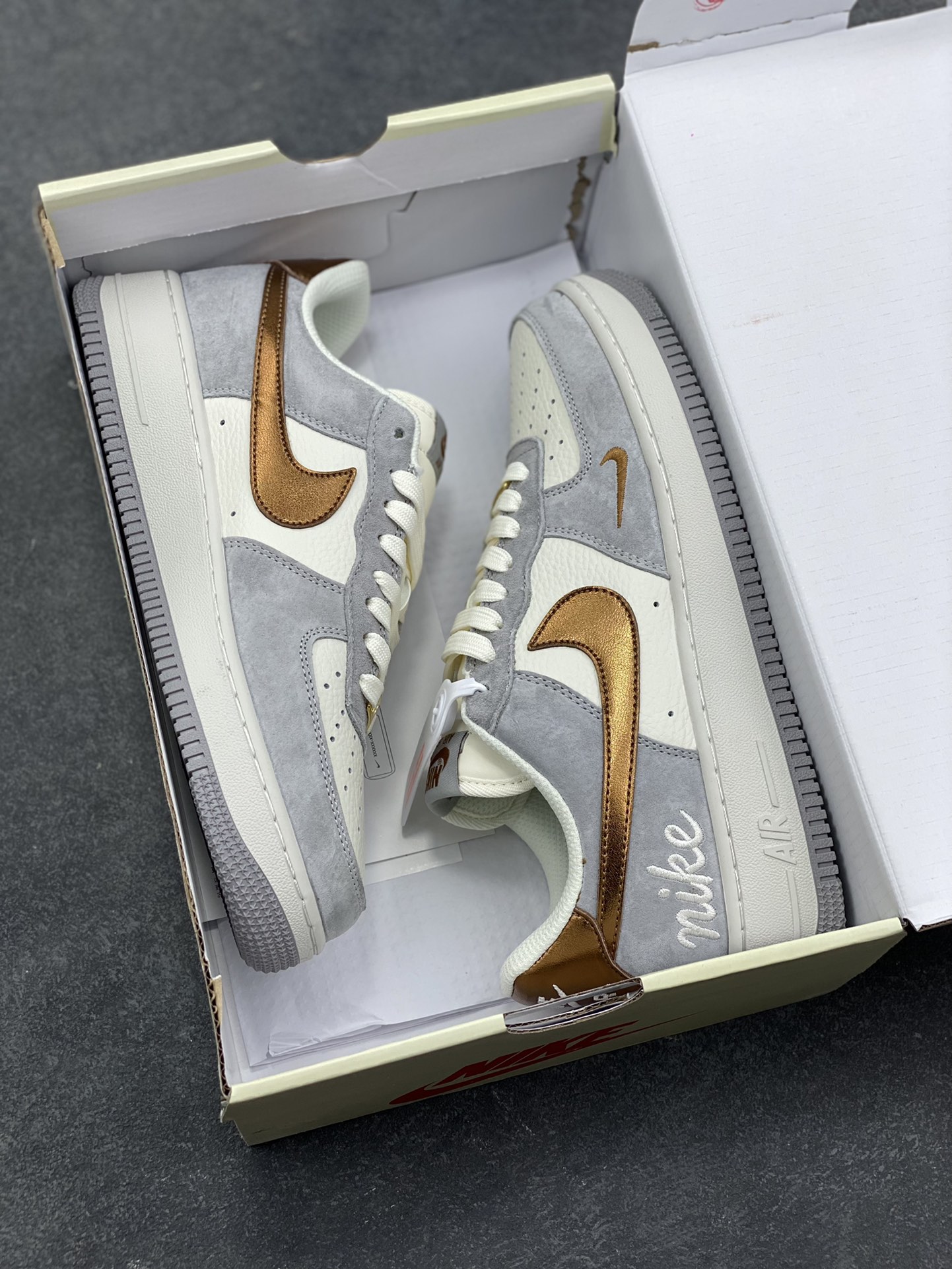 图片[9]-NIke Air Force 1 ‘07 Low 奶白灰金 空军一号低帮 运动鞋 休闲鞋 折边针车 工艺难度大 原楦头原纸板 高端定制鞋盒 原厂鞋底 超高清洁度 细节完美 货号：DV5477-007 尺码：36 36.5 37.5 38 38.5 39 40 40.5 41 42 42.5 43 44 44.5 45-选品中心
