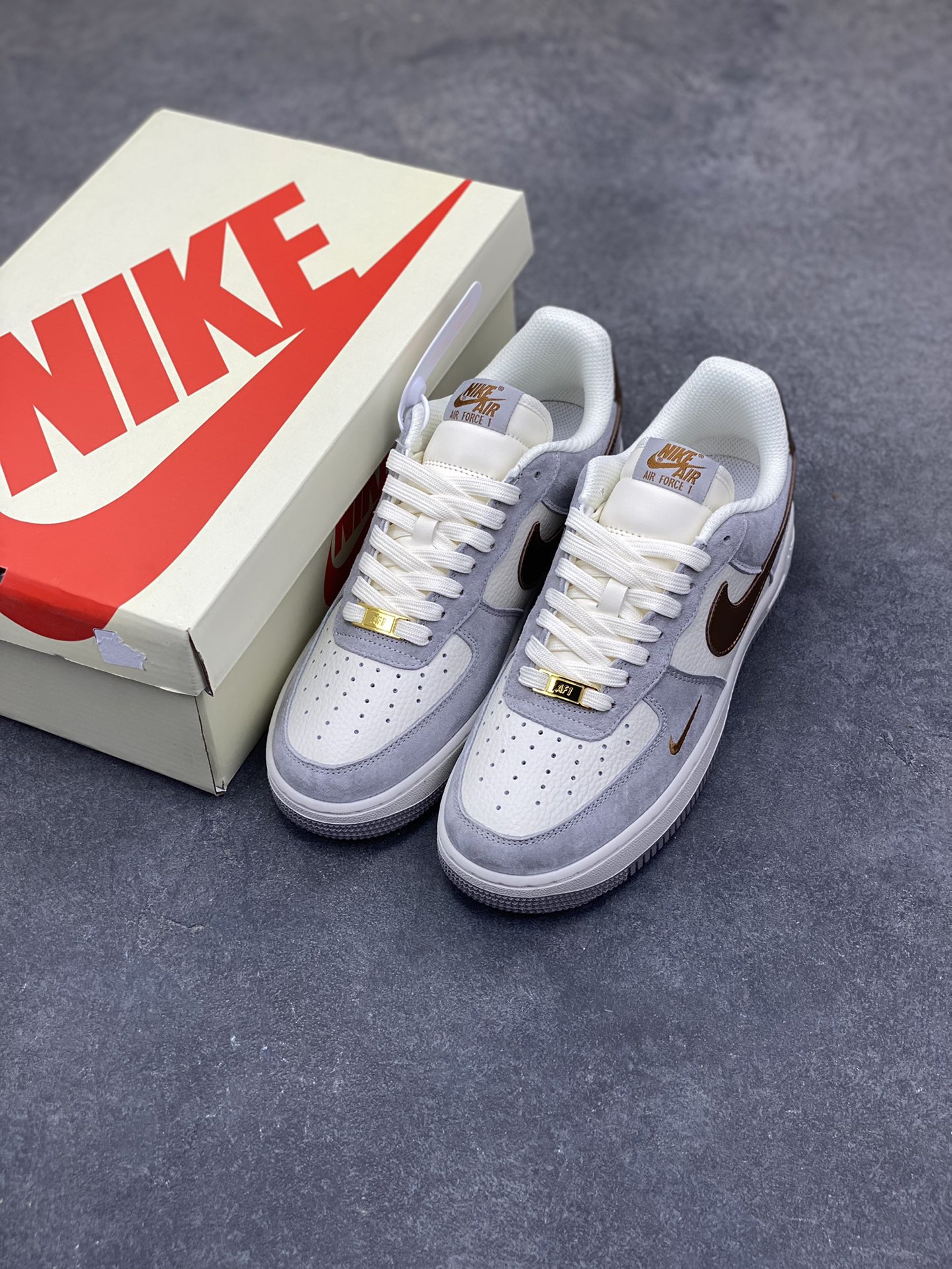 图片[8]-NIke Air Force 1 ‘07 Low 奶白灰金 空军一号低帮 运动鞋 休闲鞋 折边针车 工艺难度大 原楦头原纸板 高端定制鞋盒 原厂鞋底 超高清洁度 细节完美 货号：DV5477-007 尺码：36 36.5 37.5 38 38.5 39 40 40.5 41 42 42.5 43 44 44.5 45-选品中心