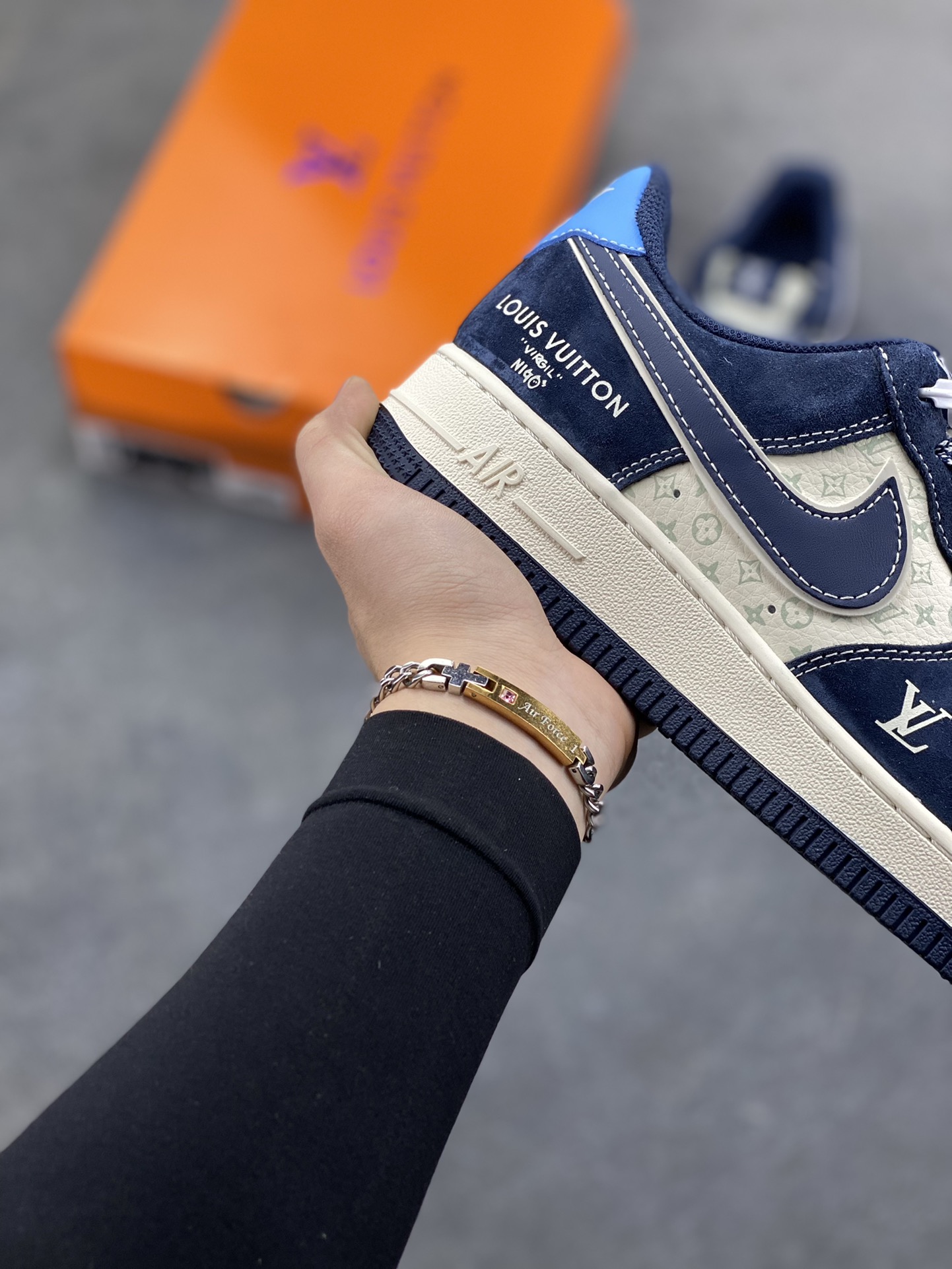 图片[6]-奢潮碰撞｜Nike Air Force 1 Low x LV 藏青限定！当经典空军一号遇上路易威登的奢雅基因，这双Air Force 1 Low 直接把街头潮流与高奢美学焊死在鞋身！藏青磨砂皮拼接米白LV老花皮革，质感层次瞬间拉满；鞋侧醒目的LV标识、后跟「LOUIS VUITTON」烫印，搭配一抹浅蓝鞋尾的跳色设计，打破沉闷的同时，让奢潮辨识度拉到顶峰。标志性的Nike Swoosh以同色系藏青呈现，与鞋身纹路呼应，复古中带着毫不低调的奢华感。不管是搭配工装裤打造街头痞帅风，还是配休闲西裤玩混搭奢潮，这双鞋都能成为造型的灵魂C位，是潮人鞋柜里不可错过的收藏级狠货！ 尺码：36 36.5 37.5 38 38.5 39 40 40.5 41 42 42.5 43 44 45-选品中心