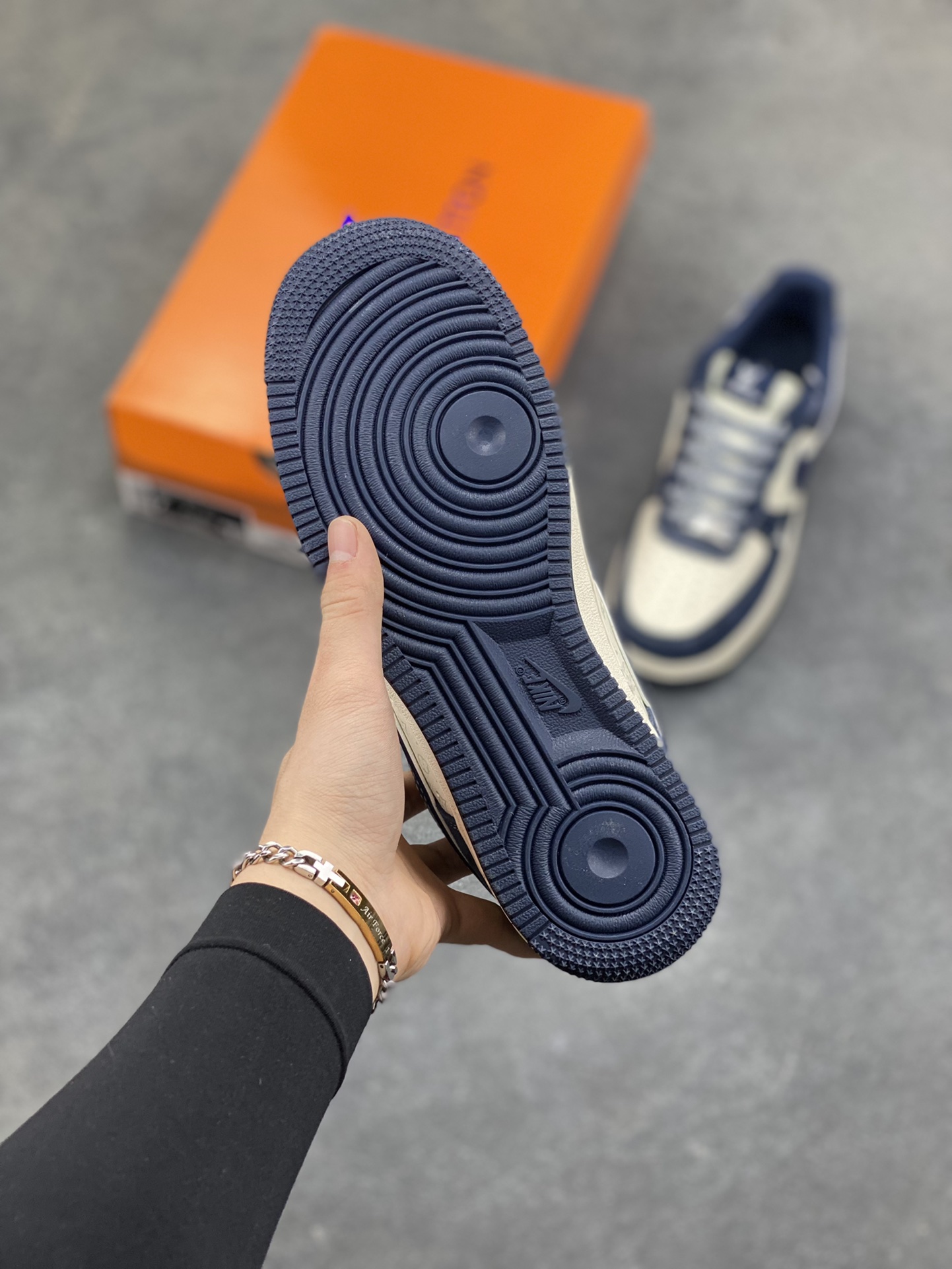 图片[5]-奢潮碰撞｜Nike Air Force 1 Low x LV 藏青限定！当经典空军一号遇上路易威登的奢雅基因，这双Air Force 1 Low 直接把街头潮流与高奢美学焊死在鞋身！藏青磨砂皮拼接米白LV老花皮革，质感层次瞬间拉满；鞋侧醒目的LV标识、后跟「LOUIS VUITTON」烫印，搭配一抹浅蓝鞋尾的跳色设计，打破沉闷的同时，让奢潮辨识度拉到顶峰。标志性的Nike Swoosh以同色系藏青呈现，与鞋身纹路呼应，复古中带着毫不低调的奢华感。不管是搭配工装裤打造街头痞帅风，还是配休闲西裤玩混搭奢潮，这双鞋都能成为造型的灵魂C位，是潮人鞋柜里不可错过的收藏级狠货！ 尺码：36 36.5 37.5 38 38.5 39 40 40.5 41 42 42.5 43 44 45-选品中心