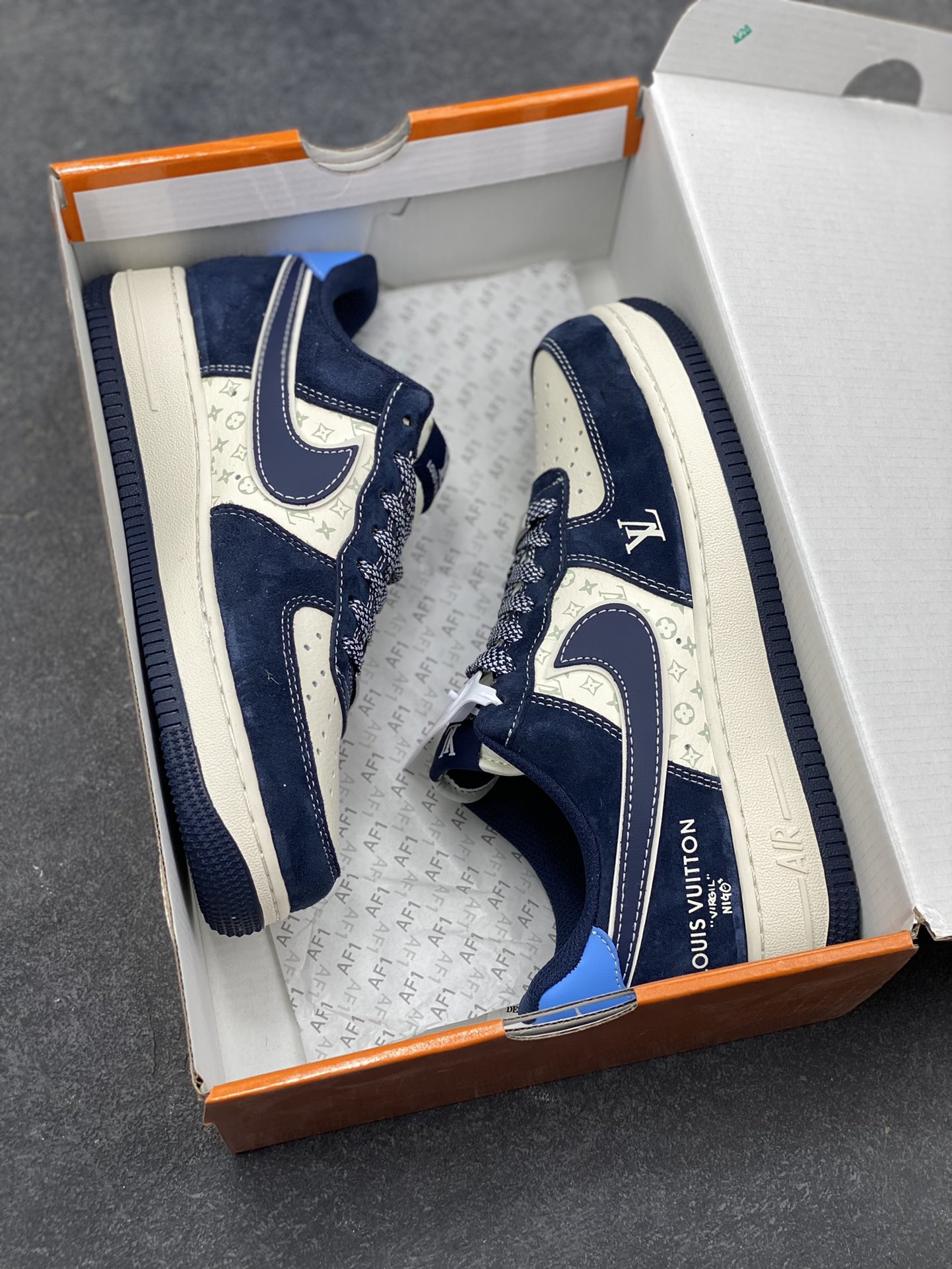 图片[9]-奢潮碰撞｜Nike Air Force 1 Low x LV 藏青限定！当经典空军一号遇上路易威登的奢雅基因，这双Air Force 1 Low 直接把街头潮流与高奢美学焊死在鞋身！藏青磨砂皮拼接米白LV老花皮革，质感层次瞬间拉满；鞋侧醒目的LV标识、后跟「LOUIS VUITTON」烫印，搭配一抹浅蓝鞋尾的跳色设计，打破沉闷的同时，让奢潮辨识度拉到顶峰。标志性的Nike Swoosh以同色系藏青呈现，与鞋身纹路呼应，复古中带着毫不低调的奢华感。不管是搭配工装裤打造街头痞帅风，还是配休闲西裤玩混搭奢潮，这双鞋都能成为造型的灵魂C位，是潮人鞋柜里不可错过的收藏级狠货！ 尺码：36 36.5 37.5 38 38.5 39 40 40.5 41 42 42.5 43 44 45-选品中心