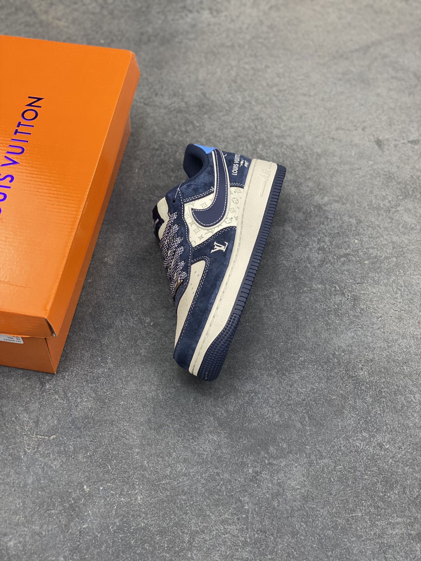 图片[7]-奢潮碰撞｜Nike Air Force 1 Low x LV 藏青限定！当经典空军一号遇上路易威登的奢雅基因，这双Air Force 1 Low 直接把街头潮流与高奢美学焊死在鞋身！藏青磨砂皮拼接米白LV老花皮革，质感层次瞬间拉满；鞋侧醒目的LV标识、后跟「LOUIS VUITTON」烫印，搭配一抹浅蓝鞋尾的跳色设计，打破沉闷的同时，让奢潮辨识度拉到顶峰。标志性的Nike Swoosh以同色系藏青呈现，与鞋身纹路呼应，复古中带着毫不低调的奢华感。不管是搭配工装裤打造街头痞帅风，还是配休闲西裤玩混搭奢潮，这双鞋都能成为造型的灵魂C位，是潮人鞋柜里不可错过的收藏级狠货！ 尺码：36 36.5 37.5 38 38.5 39 40 40.5 41 42 42.5 43 44 45-选品中心