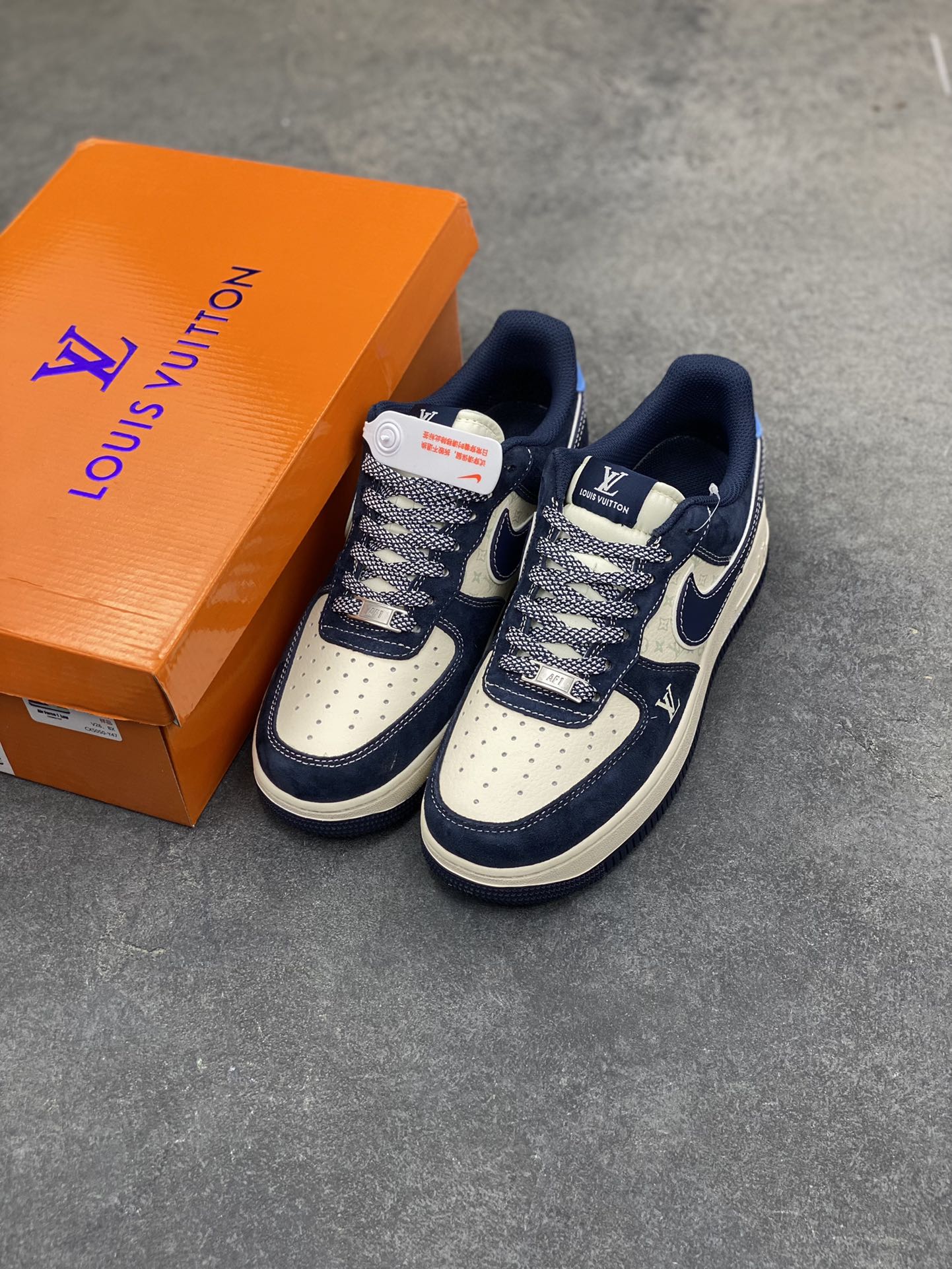 图片[8]-奢潮碰撞｜Nike Air Force 1 Low x LV 藏青限定！当经典空军一号遇上路易威登的奢雅基因，这双Air Force 1 Low 直接把街头潮流与高奢美学焊死在鞋身！藏青磨砂皮拼接米白LV老花皮革，质感层次瞬间拉满；鞋侧醒目的LV标识、后跟「LOUIS VUITTON」烫印，搭配一抹浅蓝鞋尾的跳色设计，打破沉闷的同时，让奢潮辨识度拉到顶峰。标志性的Nike Swoosh以同色系藏青呈现，与鞋身纹路呼应，复古中带着毫不低调的奢华感。不管是搭配工装裤打造街头痞帅风，还是配休闲西裤玩混搭奢潮，这双鞋都能成为造型的灵魂C位，是潮人鞋柜里不可错过的收藏级狠货！ 尺码：36 36.5 37.5 38 38.5 39 40 40.5 41 42 42.5 43 44 45-选品中心
