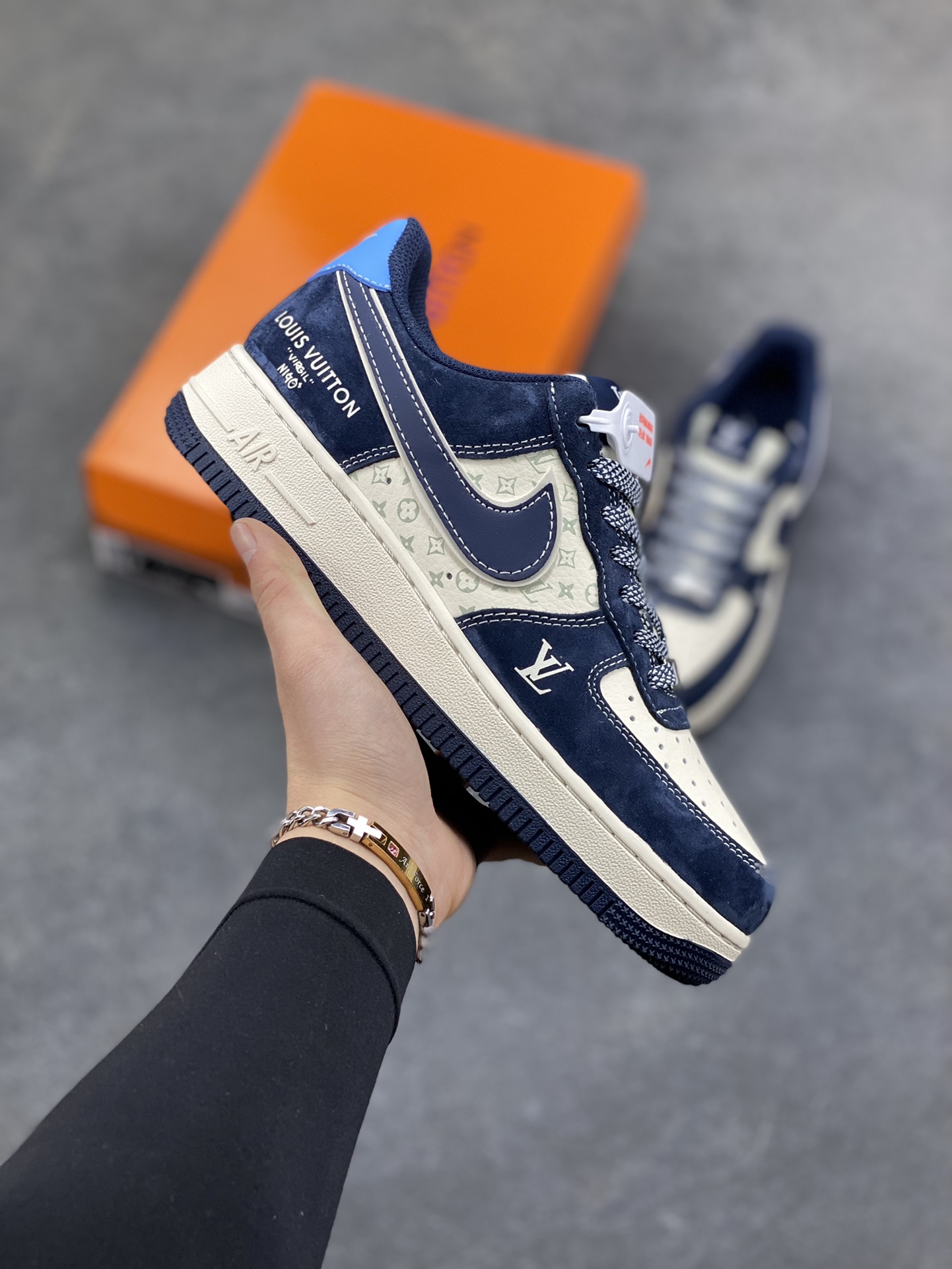 奢潮碰撞｜Nike Air Force 1 Low x LV 藏青限定！当经典空军一号遇上路易威登的奢雅基因，这双Air Force 1 Low 直接把街头潮流与高奢美学焊死在鞋身！藏青磨砂皮拼接米白LV老花皮革，质感层次瞬间拉满；鞋侧醒目的LV标识、后跟「LOUIS VUITTON」烫印，搭配一抹浅蓝鞋尾的跳色设计，打破沉闷的同时，让奢潮辨识度拉到顶峰。标志性的Nike Swoosh以同色系藏青呈现，与鞋身纹路呼应，复古中带着毫不低调的奢华感。不管是搭配工装裤打造街头痞帅风，还是配休闲西裤玩混搭奢潮，这双鞋都能成为造型的灵魂C位，是潮人鞋柜里不可错过的收藏级狠货！ 尺码：36 36.5 37.5 38 38.5 39 40 40.5 41 42 42.5 43 44 45-选品中心