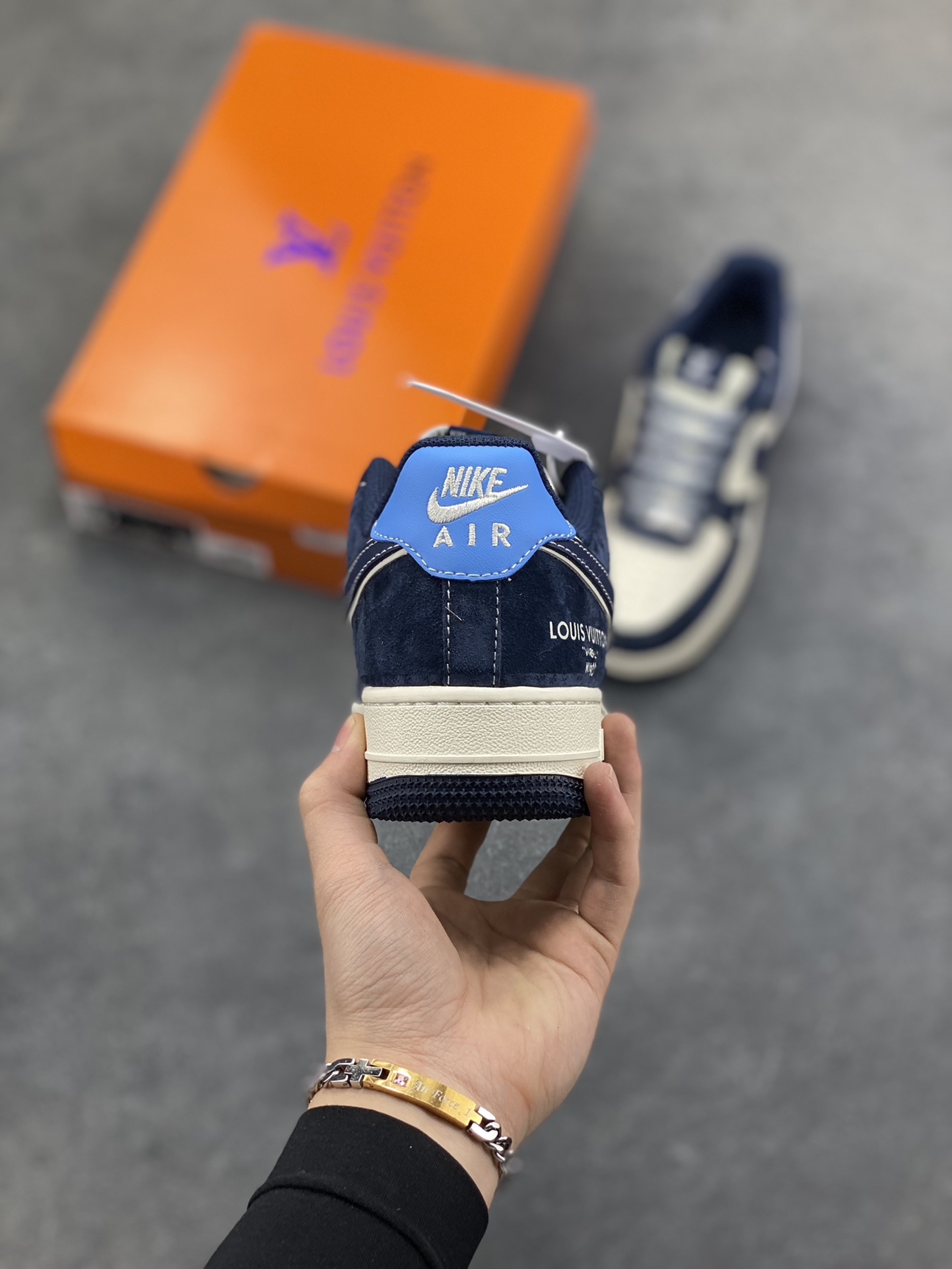 图片[4]-奢潮碰撞｜Nike Air Force 1 Low x LV 藏青限定！当经典空军一号遇上路易威登的奢雅基因，这双Air Force 1 Low 直接把街头潮流与高奢美学焊死在鞋身！藏青磨砂皮拼接米白LV老花皮革，质感层次瞬间拉满；鞋侧醒目的LV标识、后跟「LOUIS VUITTON」烫印，搭配一抹浅蓝鞋尾的跳色设计，打破沉闷的同时，让奢潮辨识度拉到顶峰。标志性的Nike Swoosh以同色系藏青呈现，与鞋身纹路呼应，复古中带着毫不低调的奢华感。不管是搭配工装裤打造街头痞帅风，还是配休闲西裤玩混搭奢潮，这双鞋都能成为造型的灵魂C位，是潮人鞋柜里不可错过的收藏级狠货！ 尺码：36 36.5 37.5 38 38.5 39 40 40.5 41 42 42.5 43 44 45-选品中心
