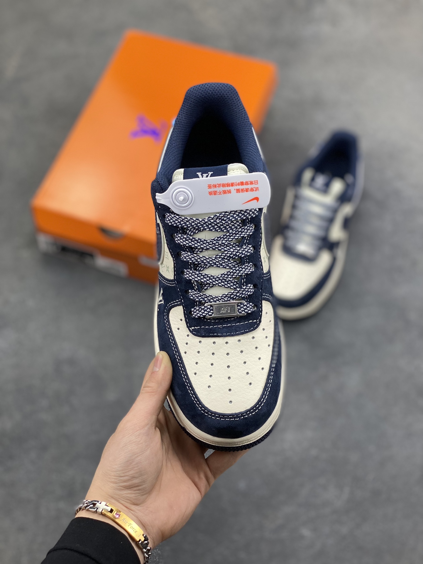 图片[2]-奢潮碰撞｜Nike Air Force 1 Low x LV 藏青限定！当经典空军一号遇上路易威登的奢雅基因，这双Air Force 1 Low 直接把街头潮流与高奢美学焊死在鞋身！藏青磨砂皮拼接米白LV老花皮革，质感层次瞬间拉满；鞋侧醒目的LV标识、后跟「LOUIS VUITTON」烫印，搭配一抹浅蓝鞋尾的跳色设计，打破沉闷的同时，让奢潮辨识度拉到顶峰。标志性的Nike Swoosh以同色系藏青呈现，与鞋身纹路呼应，复古中带着毫不低调的奢华感。不管是搭配工装裤打造街头痞帅风，还是配休闲西裤玩混搭奢潮，这双鞋都能成为造型的灵魂C位，是潮人鞋柜里不可错过的收藏级狠货！ 尺码：36 36.5 37.5 38 38.5 39 40 40.5 41 42 42.5 43 44 45-选品中心