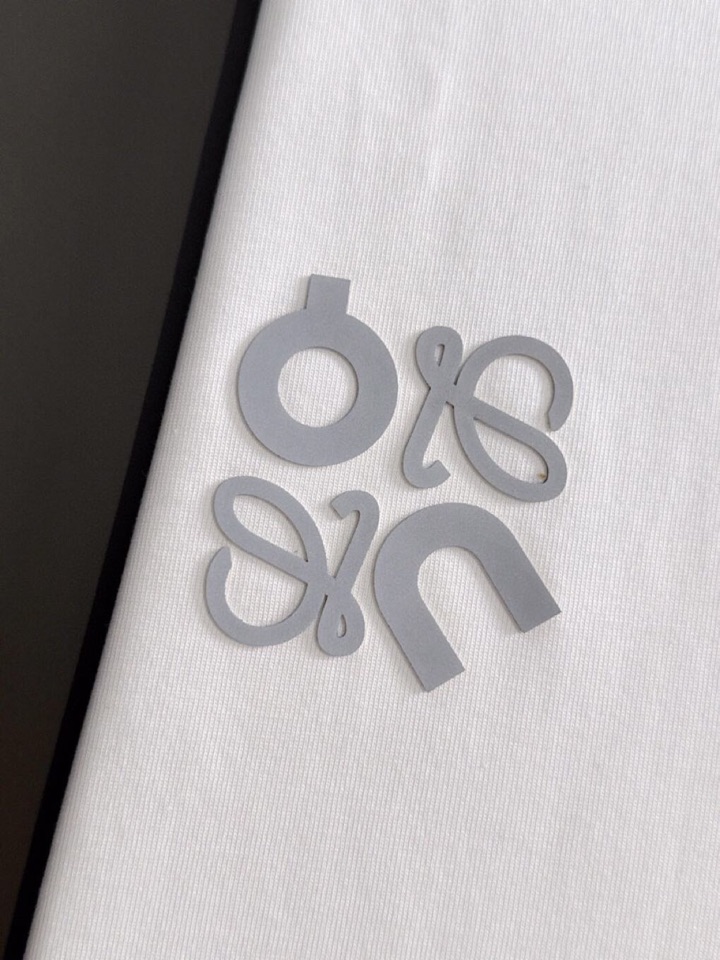 LOEWE 罗意威春夏最新款圆领时尚短袖圆领T恤，官网同步，纯棉面料！贴肤舒适，耐看又好穿，经典简约lo