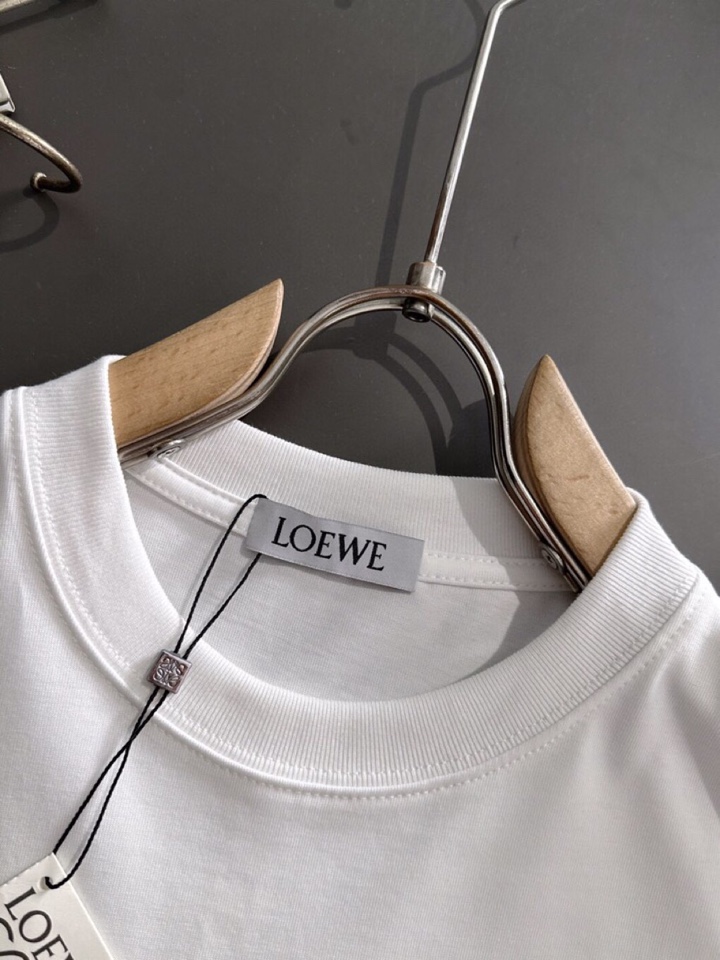 LOEWE 罗意威春夏最新款圆领时尚短袖圆领T恤，官网同步，纯棉面料！贴肤舒适，耐看又好穿，经典简约lo