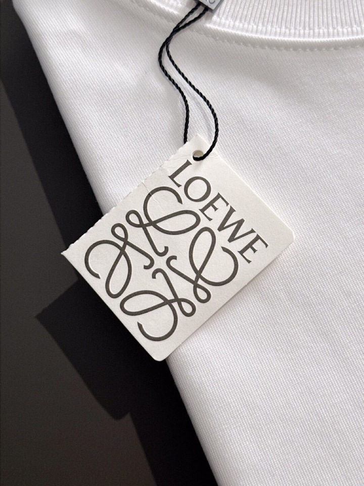 LOEWE 罗意威春夏最新款圆领时尚短袖圆领T恤，官网同步，纯棉面料！贴肤舒适，耐看又好穿，经典简约lo