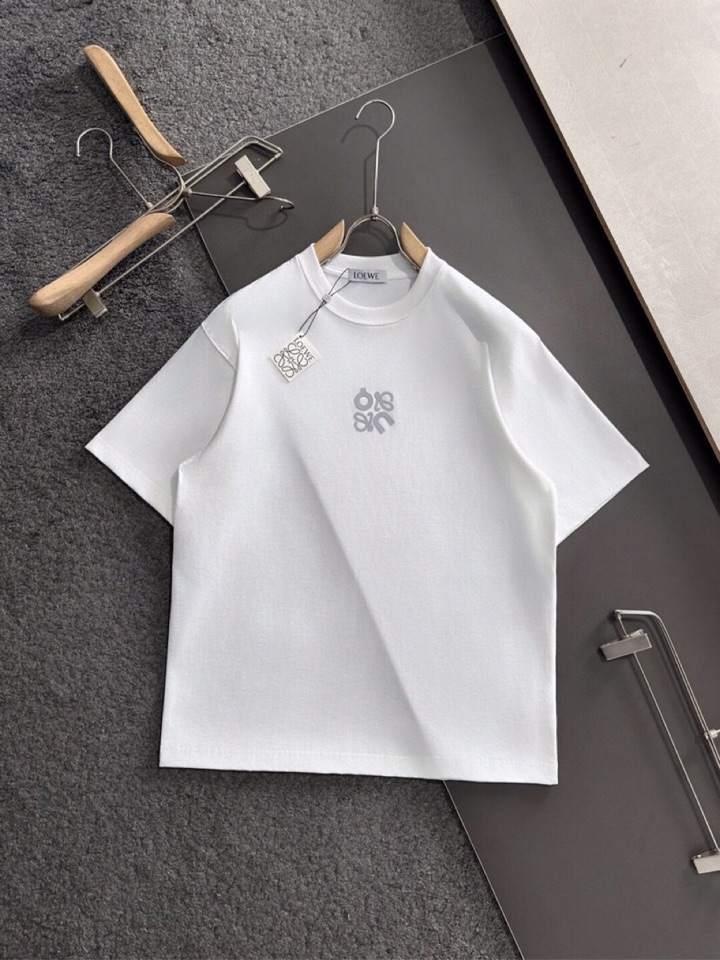 LOEWE 罗意威春夏最新款圆领时尚短袖圆领T恤，官网同步，纯棉面料！贴肤舒适，耐看又好穿，经典简约lo