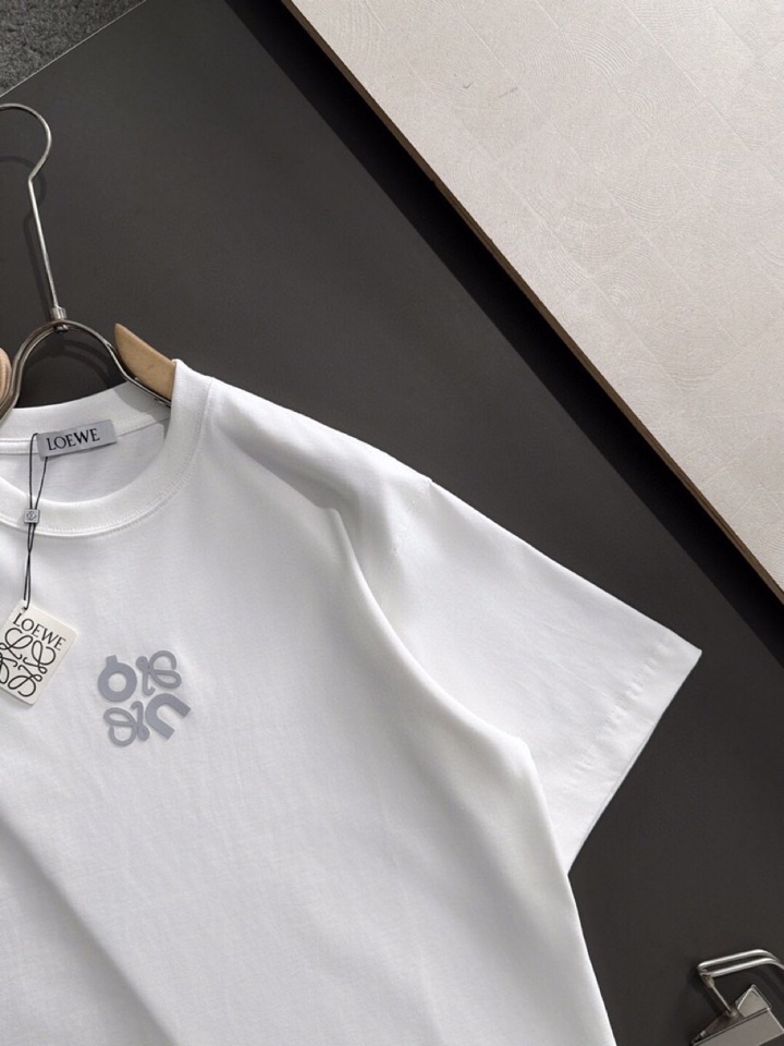 LOEWE 罗意威春夏最新款圆领时尚短袖圆领T恤，官网同步，纯棉面料！贴肤舒适，耐看又好穿，经典简约lo