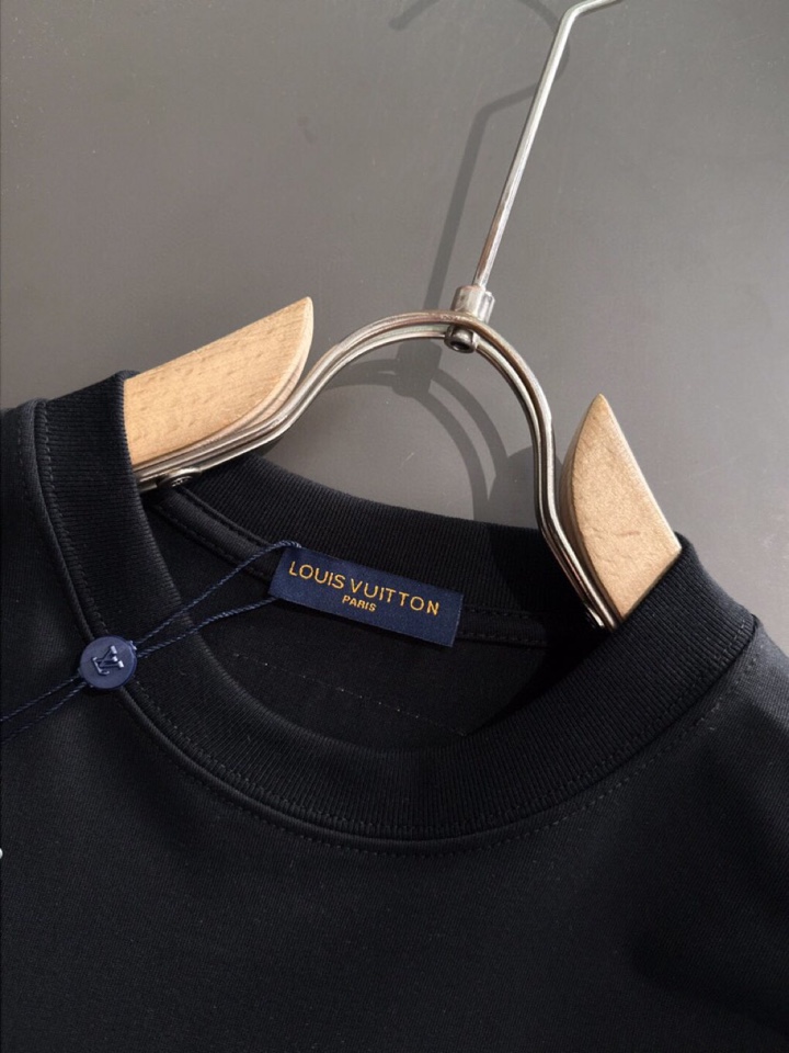 Louis Vuitton 路易威登 LV 驴牌2025SS春夏最新款圆领时尚短袖圆领T恤，官网同步，纯