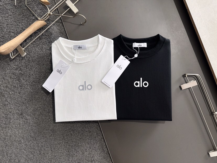 Alo 2025SS春夏最新款圆领时尚短袖圆领T恤，官网同步，纯棉面料！贴肤舒适，耐看又好穿，经典简约l