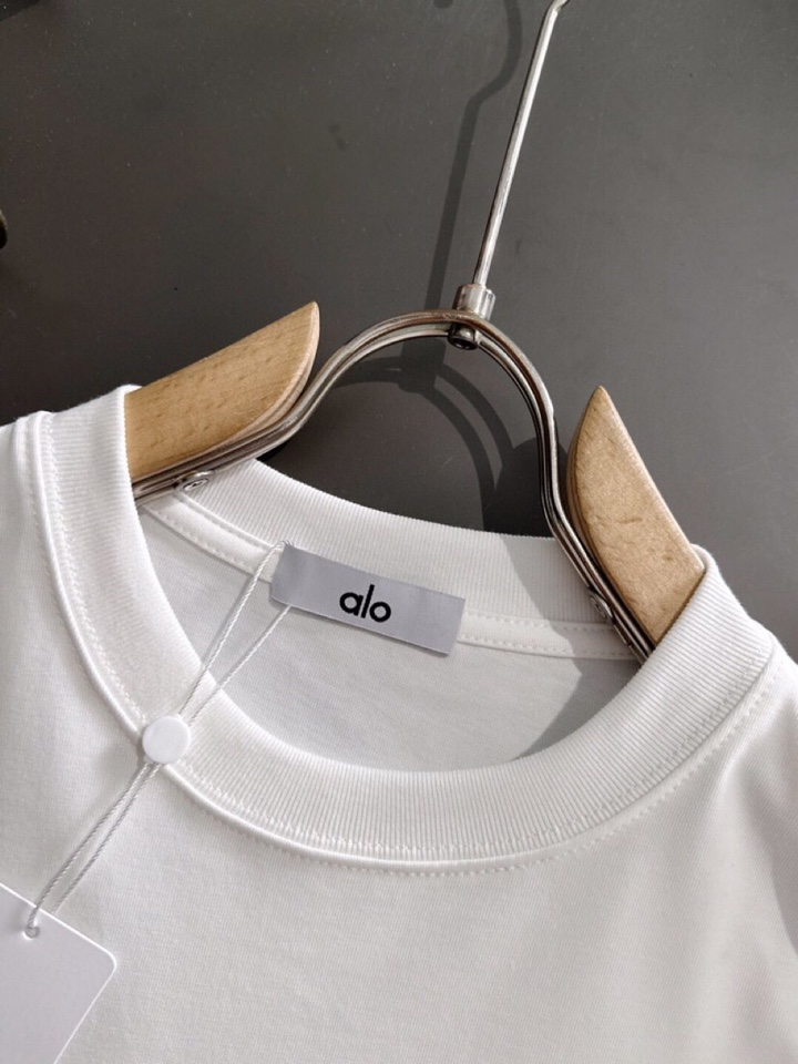 Alo 春夏最新款圆领时尚短袖圆领T恤，官网同步，纯棉面料！贴肤舒适，耐看又好穿，经典简约logo设计，