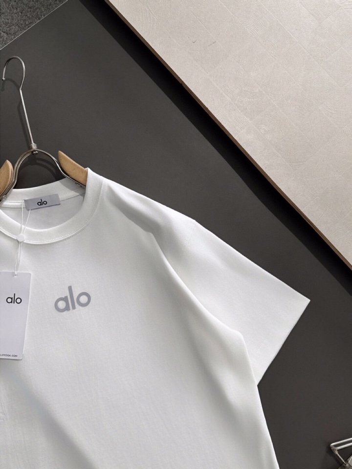 Alo 春夏最新款圆领时尚短袖圆领T恤，官网同步，纯棉面料！贴肤舒适，耐看又好穿，经典简约logo设计，