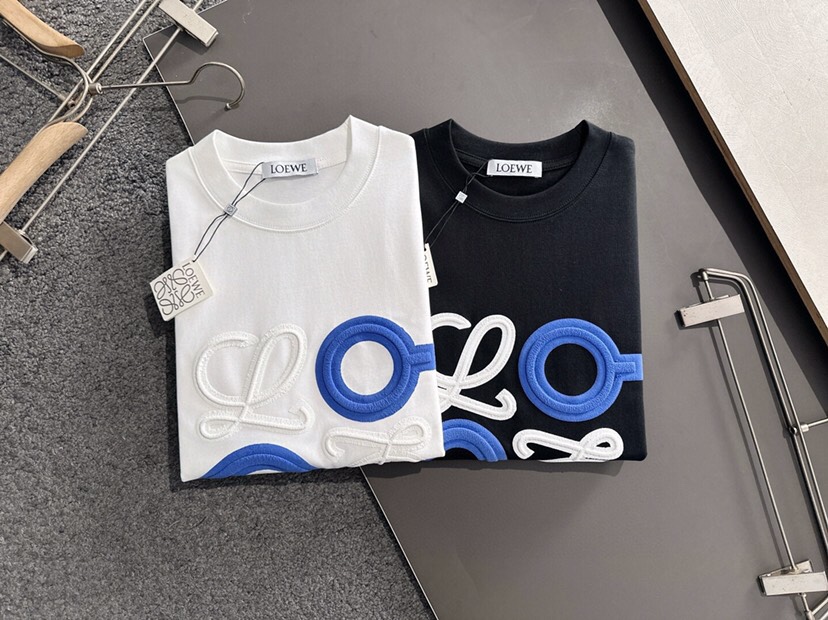 LOEWE 罗意威春夏最新款圆领时尚短袖圆领T恤，官网同步，纯棉面料！贴肤舒适，耐看又好穿，经典简约lo