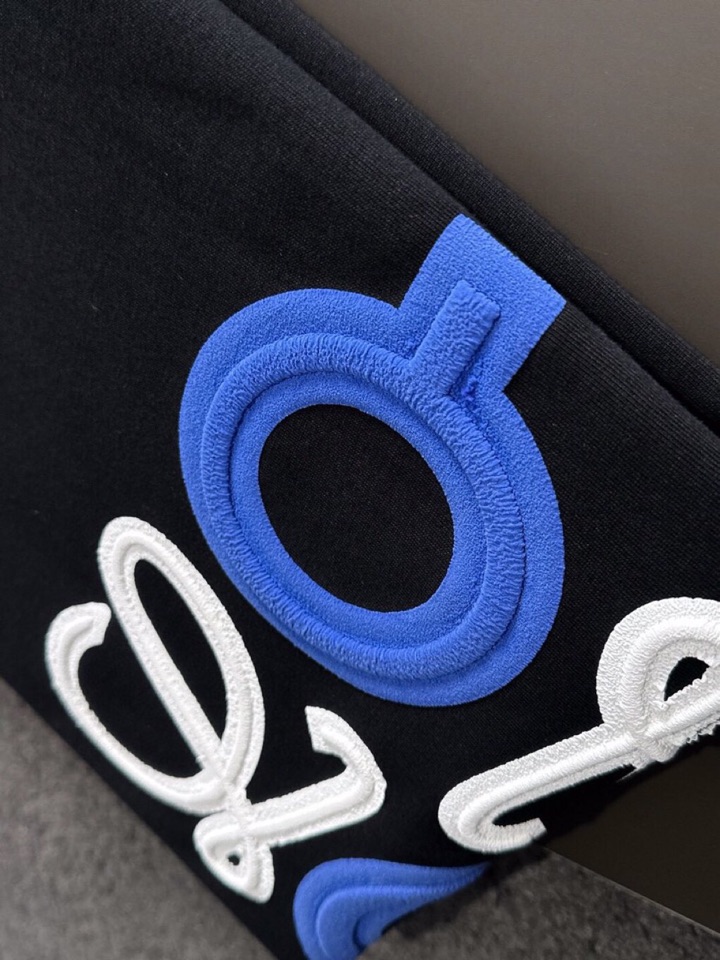 LOEWE 罗意威春夏最新款圆领时尚短袖圆领T恤，官网同步，纯棉面料！贴肤舒适，耐看又好穿，经典简约lo