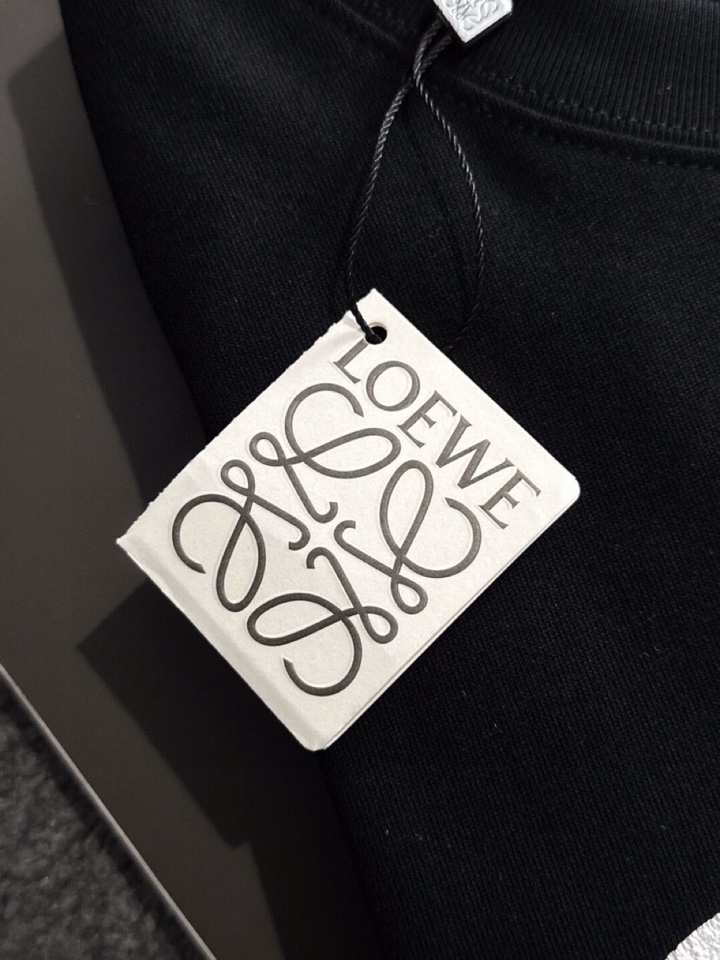 LOEWE 罗意威春夏最新款圆领时尚短袖圆领T恤，官网同步，纯棉面料！贴肤舒适，耐看又好穿，经典简约lo