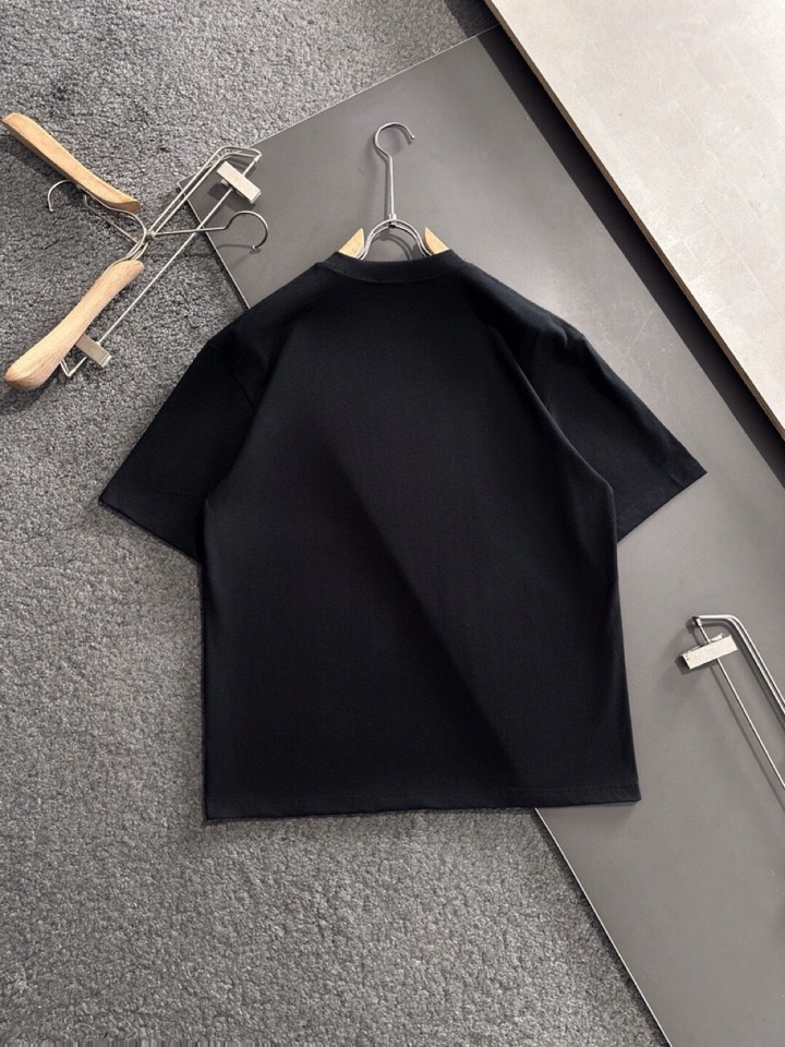LOEWE 罗意威春夏最新款圆领时尚短袖圆领T恤，官网同步，纯棉面料！贴肤舒适，耐看又好穿，经典简约lo