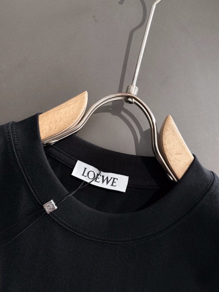 LOEWE 罗意威春夏最新款圆领时尚短袖圆领T恤，官网同步，纯棉面料！贴肤舒适，耐看又好穿，经典简约lo