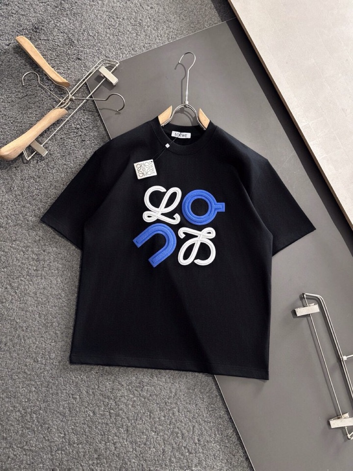 LOEWE 罗意威春夏最新款圆领时尚短袖圆领T恤，官网同步，纯棉面料！贴肤舒适，耐看又好穿，经典简约lo