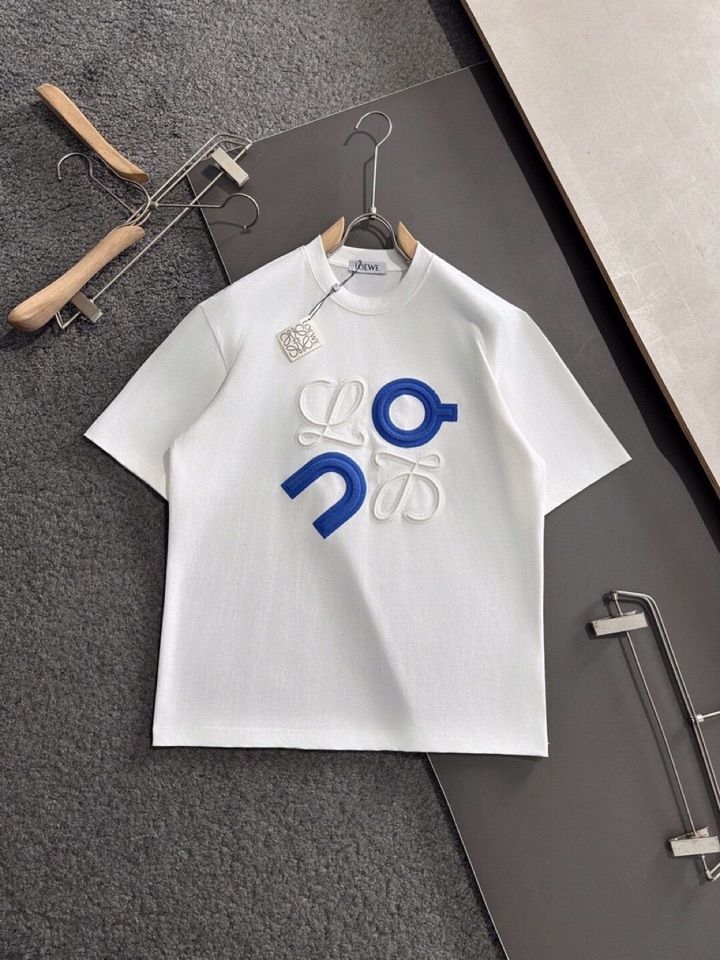 LOEWE 罗意威春夏最新款圆领时尚短袖圆领T恤，官网同步，纯棉面料！贴肤舒适，耐看又好穿，经典简约lo