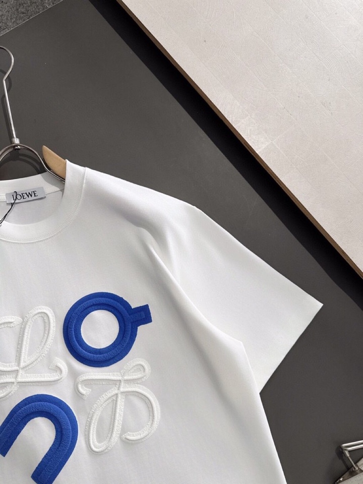 LOEWE 罗意威春夏最新款圆领时尚短袖圆领T恤，官网同步，纯棉面料！贴肤舒适，耐看又好穿，经典简约lo