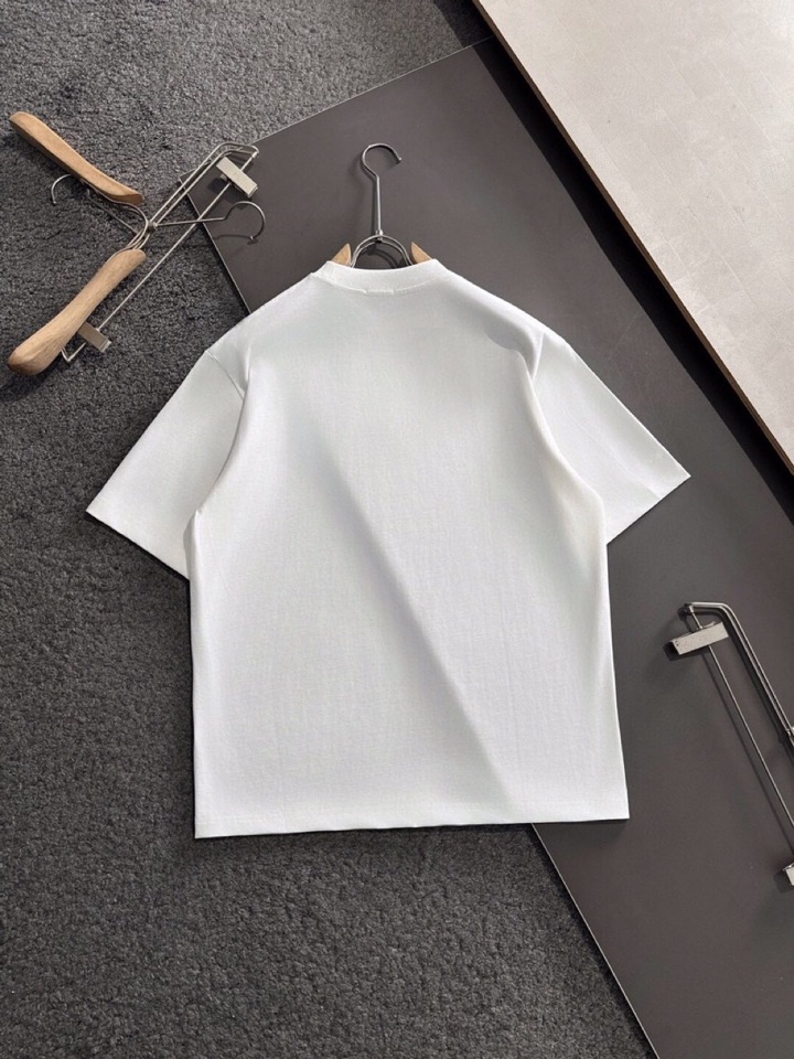 LOEWE 罗意威春夏最新款圆领时尚短袖圆领T恤，官网同步，纯棉面料！贴肤舒适，耐看又好穿，经典简约lo