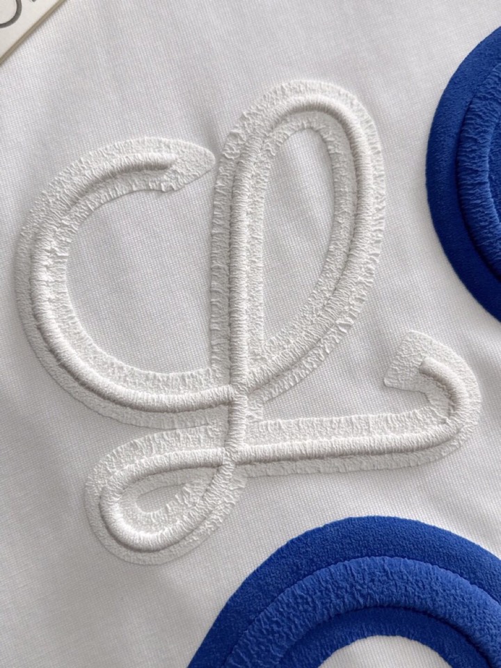 LOEWE 罗意威春夏最新款圆领时尚短袖圆领T恤，官网同步，纯棉面料！贴肤舒适，耐看又好穿，经典简约lo