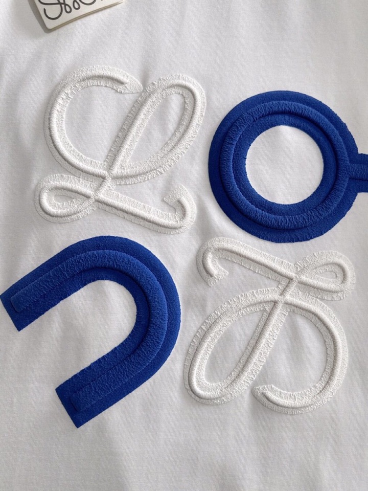 LOEWE 罗意威春夏最新款圆领时尚短袖圆领T恤，官网同步，纯棉面料！贴肤舒适，耐看又好穿，经典简约lo