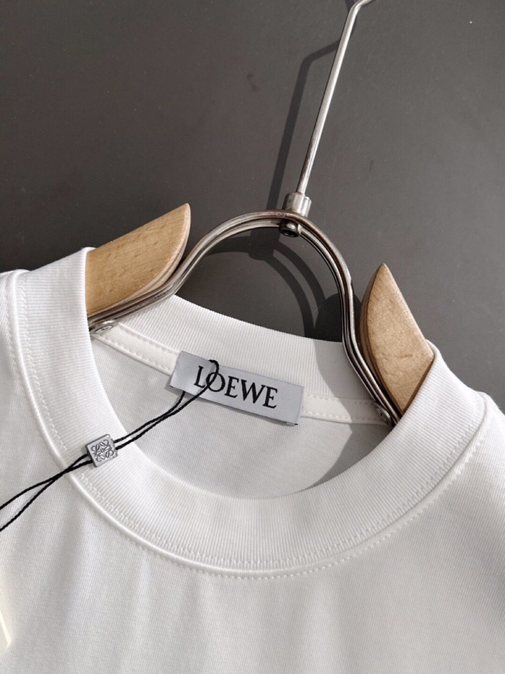 LOEWE 罗意威春夏最新款圆领时尚短袖圆领T恤，官网同步，纯棉面料！贴肤舒适，耐看又好穿，经典简约lo