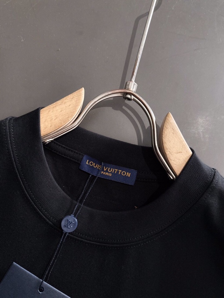 Louis Vuitton 路易威登 LV 驴牌 春夏最新款圆领时尚短袖T恤，官网同步，纯棉面料！贴肤舒