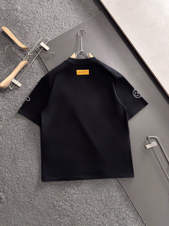 Louis Vuitton 路易威登 LV 驴牌 春夏最新款圆领时尚短袖T恤，官网同步，纯棉面料！贴肤舒