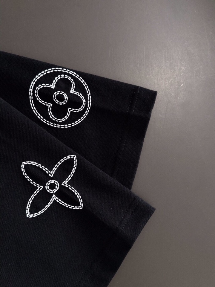 Louis Vuitton 路易威登 LV 驴牌 春夏最新款圆领时尚短袖T恤，官网同步，纯棉面料！贴肤舒