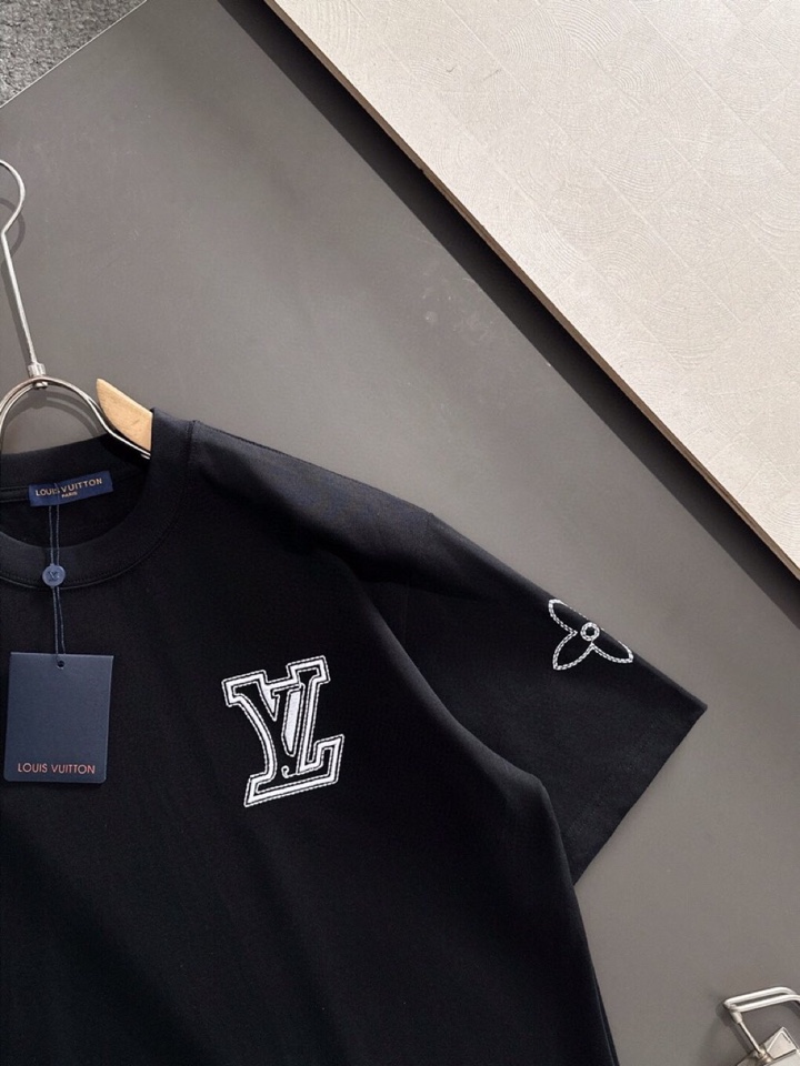 Louis Vuitton 路易威登 LV 驴牌 春夏最新款圆领时尚短袖T恤，官网同步，纯棉面料！贴肤舒