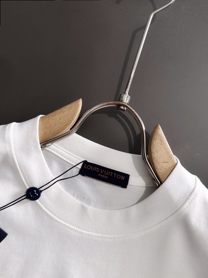 Louis Vuitton 路易威登 LV 驴牌 春夏最新款圆领时尚短袖T恤，官网同步，纯棉面料！贴肤舒