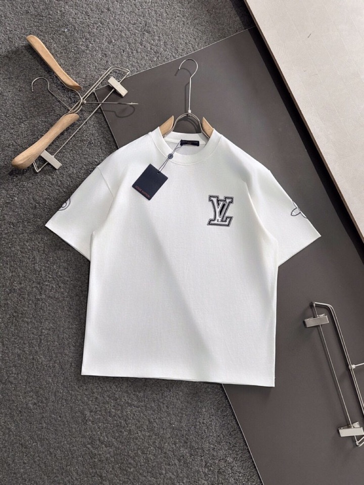 Louis Vuitton 路易威登 LV 驴牌 春夏最新款圆领时尚短袖T恤，官网同步，纯棉面料！贴肤舒