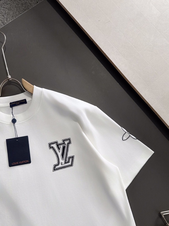 Louis Vuitton 路易威登 LV 驴牌 春夏最新款圆领时尚短袖T恤，官网同步，纯棉面料！贴肤舒