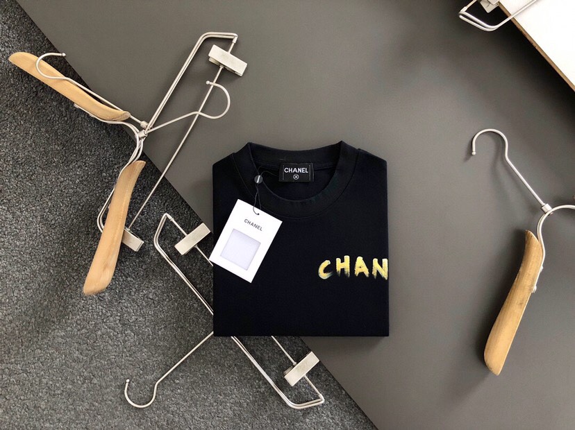 CHANEL 香奈儿最新最顶级手绘款前后幅呼应质感短袖，款短袖，顶级纯棉品质原单短袖，顶级制作工艺进口面