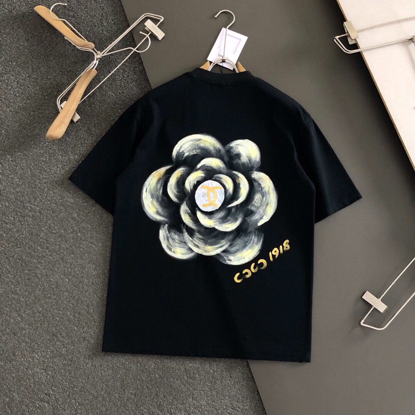 CHANEL 香奈儿最新最顶级手绘款前后幅呼应质感短袖，款短袖，顶级纯棉品质原单短袖，顶级制作工艺进口面